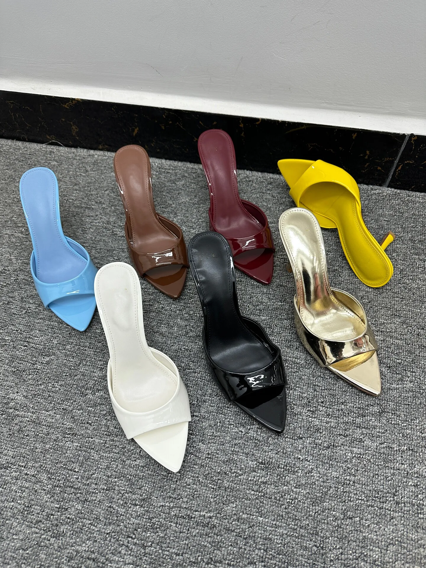 Summer New Style Sexy Simple Thin Heel Cool Dragging Large Size Pointed Patent Leather Outfit Versatile Straw for Women
Summer New Style Sexy Simple Thin Heel Cool Dragging Large Size Pointed Patent Leather Outfit Versatile Straw for Women