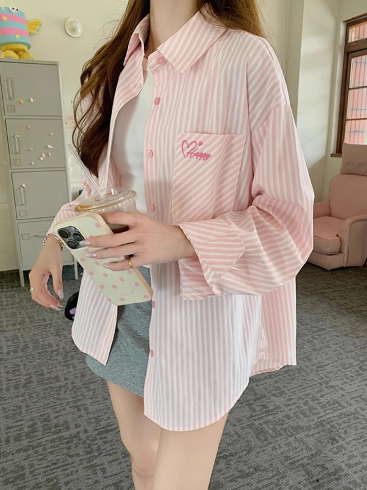 Розовая длинная рубашка с вышивкой, свободного кроя, тонкая, с защитой от солнца, для женщин, лето 2025, в корейском стиле, для повседневной носки, ветрозащитная, в полоску.
Розовая длинная рубашка с вышивкой, свободного кроя, тонкая, с защитой от солнца, для женщин, лето 2025, в корейском стиле, для повседневной носки, ветрозащитная, в полоску.