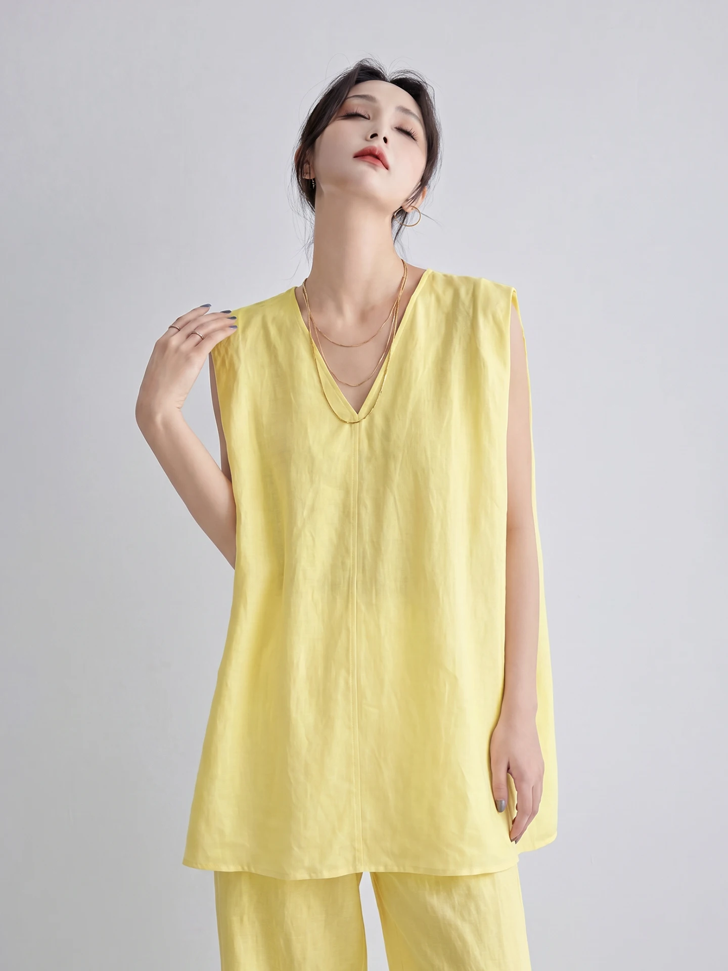 High-End Yellow Linen Loose Fit Minimalist Vest Design Fashionable Women's Top Comfortable Sensation Summer Outerwear
High-End Yellow Linen Loose Fit Minimalist Vest Design Fashionable Women's Top Comfortable Sensation Summer Outerwear