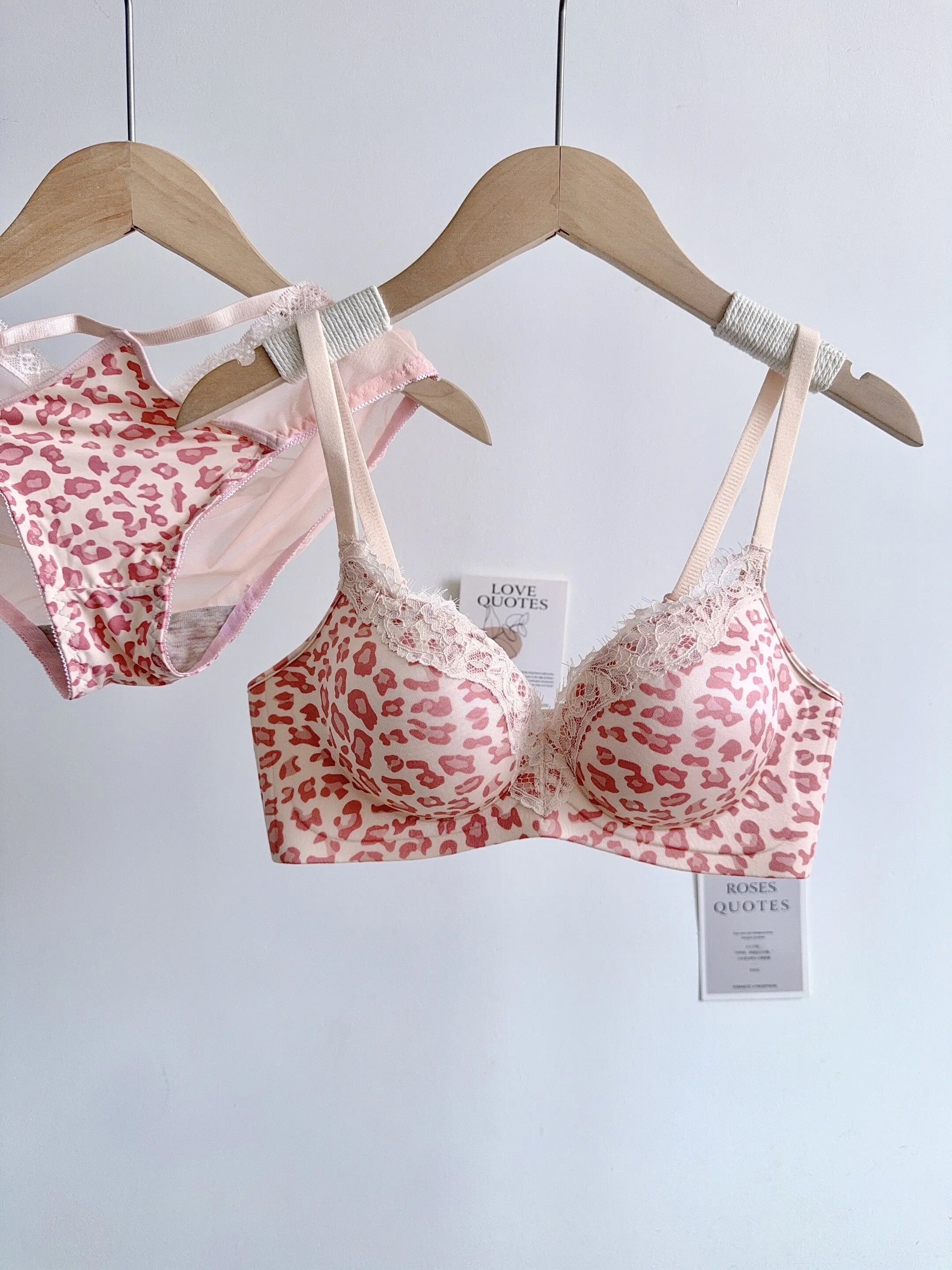Sexy Lace Pink Leopard Print Women's Bra Set, Wireless Padded Push-Up Lingerie for Small Chest Enhancement
Sexy Lace Pink Leopard Print Women's Bra Set, Wireless Padded Push-Up Lingerie for Small Chest Enhancement