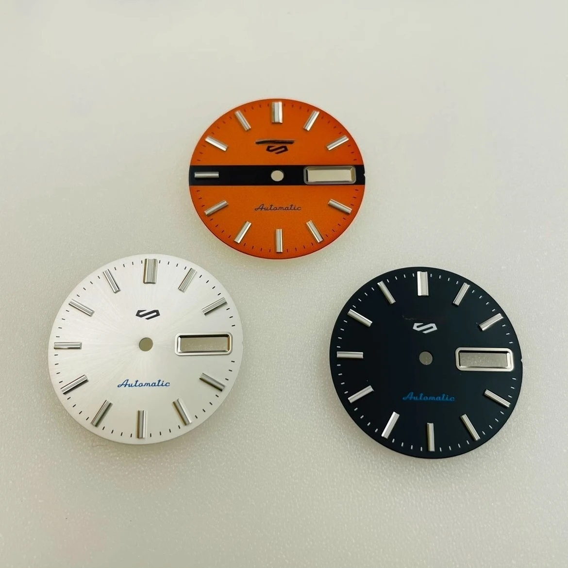 Новый механический механизм NH36, модифицированный циферблат Seiko, диаметр 28,5 мм, серия бревен, зеленый ночник, буквальные аксессуары для часов
Новый механический механизм NH36, модифицированный циферблат Seiko, диаметр 28,5 мм, серия бревен, зеленый ночник, буквальные аксессуары для часов