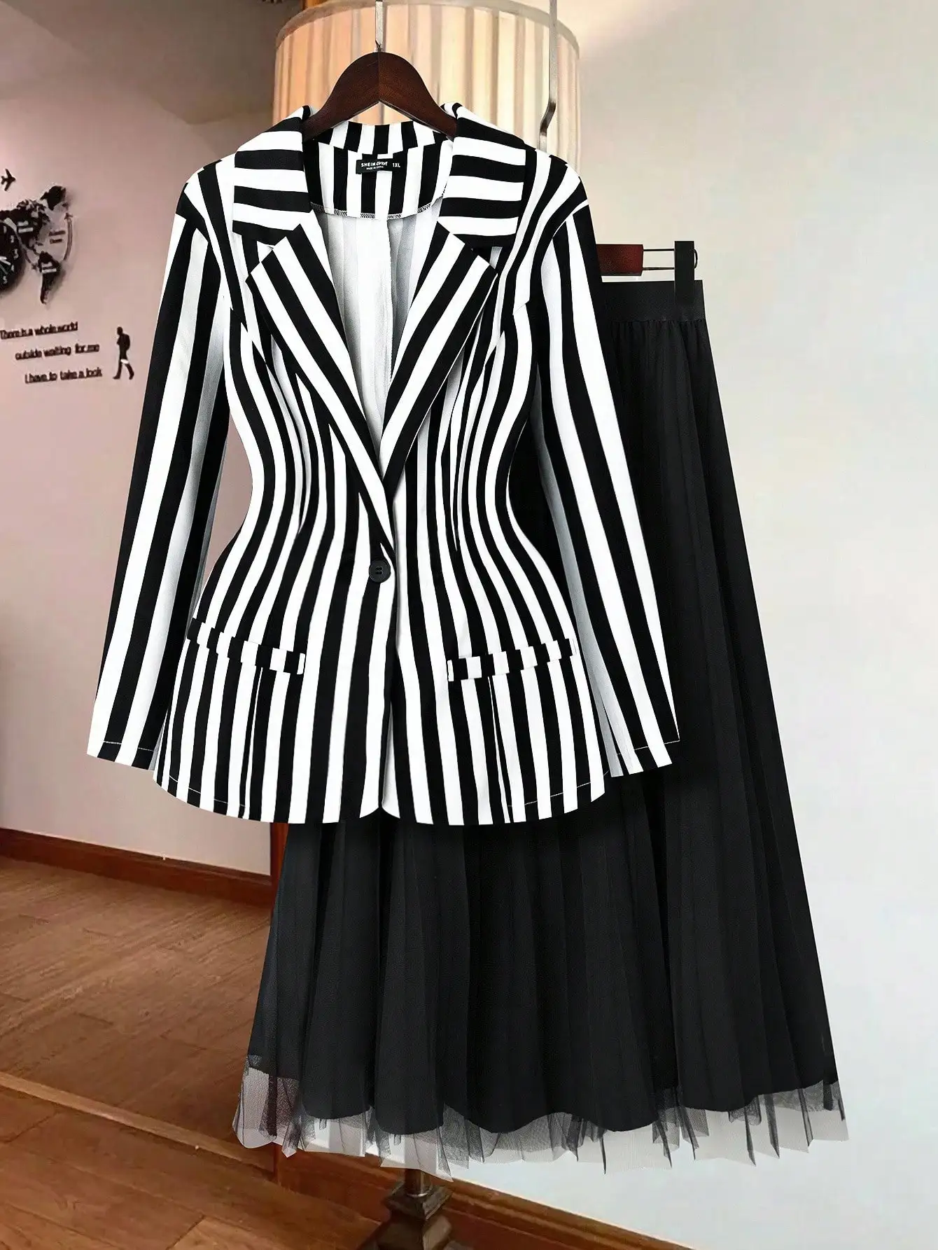 Костюм для женщин больших размеров: черно-белый полосатый блейзер и юбка миди с двойной складкой, для офиса, весна-осень
Костюм для женщин больших размеров: черно-белый полосатый блейзер и юбка миди с двойной складкой, для офиса, весна-осень