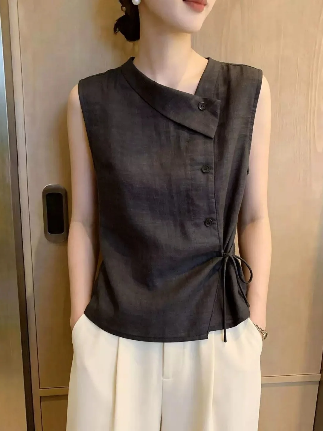 Retro Sleeveless Vest Top Slimming Base Layer Shirt Trendy Casual Style Single Button Design Summer Fashionable Small Shirt
Retro Sleeveless Vest Top Slimming Base Layer Shirt Trendy Casual Style Single Button Design Summer Fashionable Small Shirt