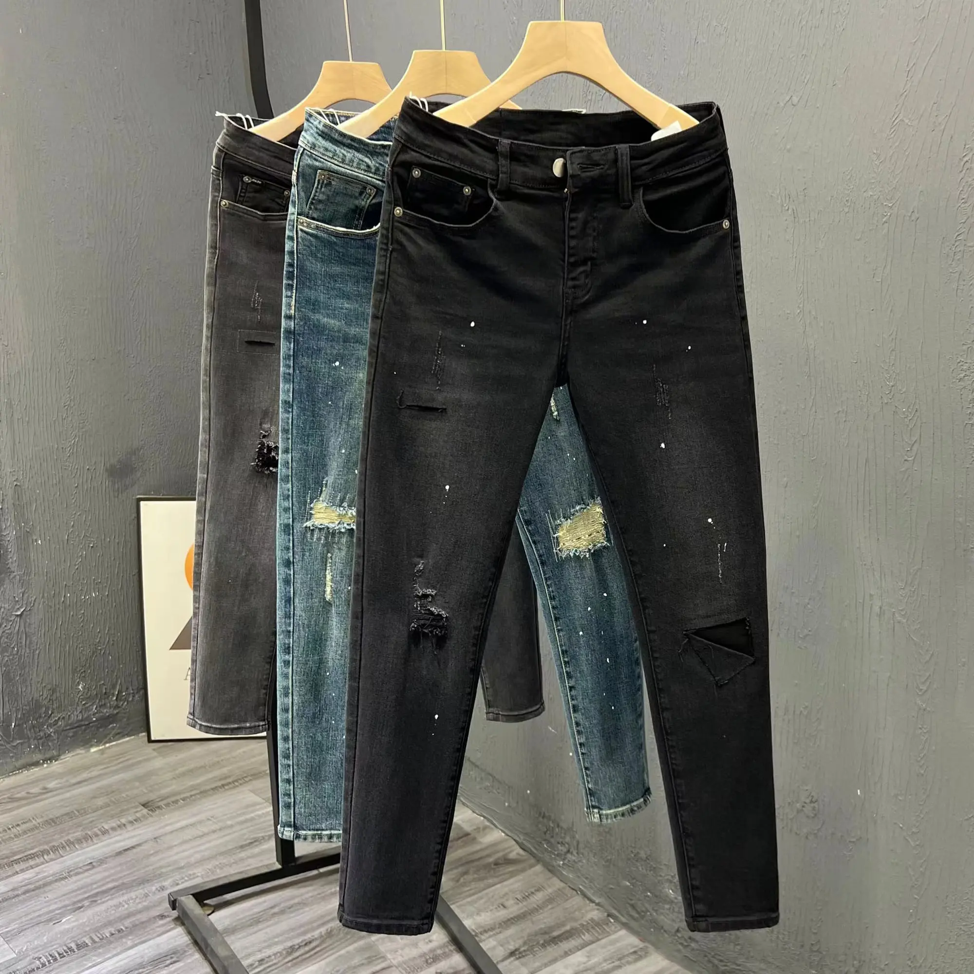 Мужские джинсы Slim Fit с дырками и нашивками, узкие, в корейском стиле, укороченные, с эффектом брызг краски, повседневные, из хлопка, стрейч
Мужские джинсы Slim Fit с дырками и нашивками, узкие, в корейском стиле, укороченные, с эффектом брызг краски, повседневные, из хлопка, стрейч