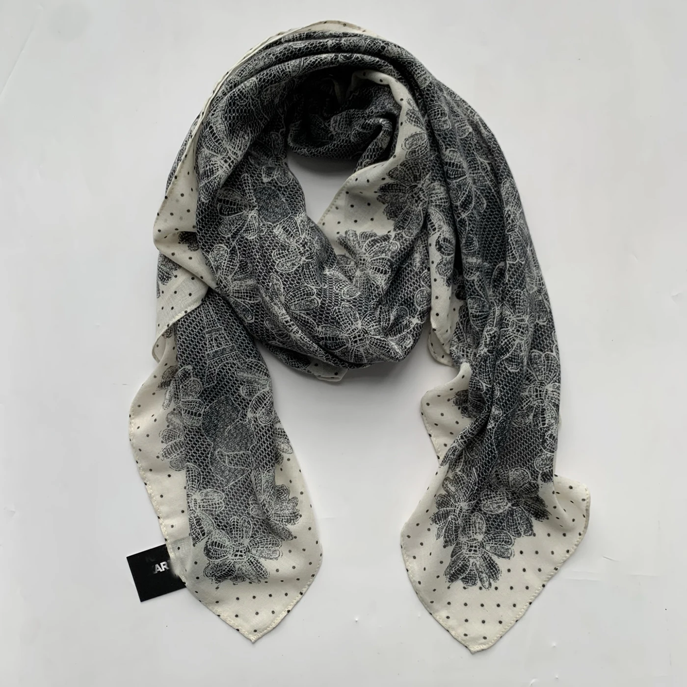 Lightweight Floral Patterned Women's Scarf American Style Spring Summer Casual Accessory Fashionable Ladies' Neckwear
Lightweight Floral Patterned Women's Scarf American Style Spring Summer Casual Accessory Fashionable Ladies' Neckwear