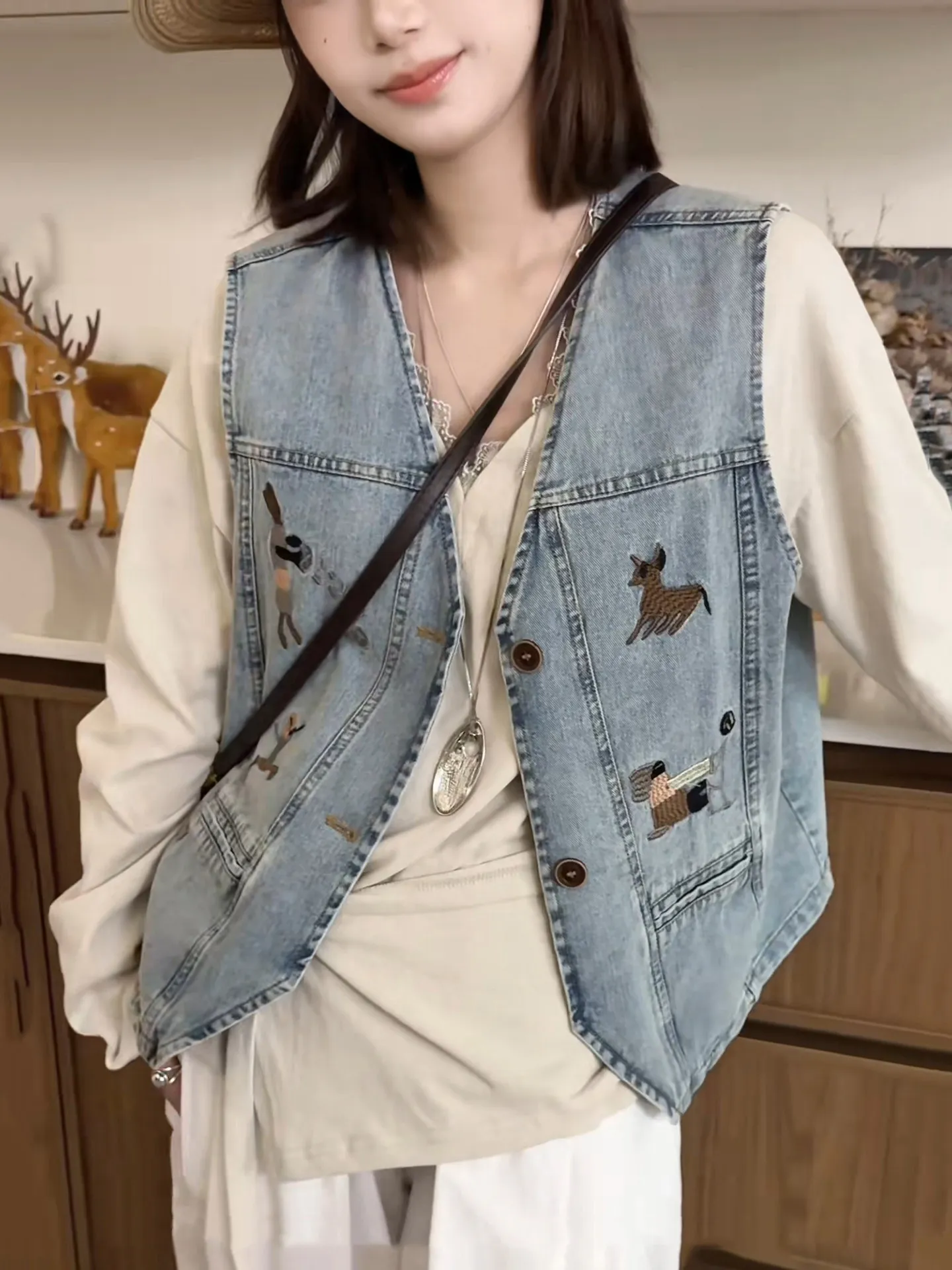 Retro Korean Embroidered Denim Vest Women's Sleeveless Top Casual Loose Vest Jacket Spring Summer New Style Citywalk Outerwear
Retro Korean Embroidered Denim Vest Women's Sleeveless Top Casual Loose Vest Jacket Spring Summer New Style Citywalk Outerwear