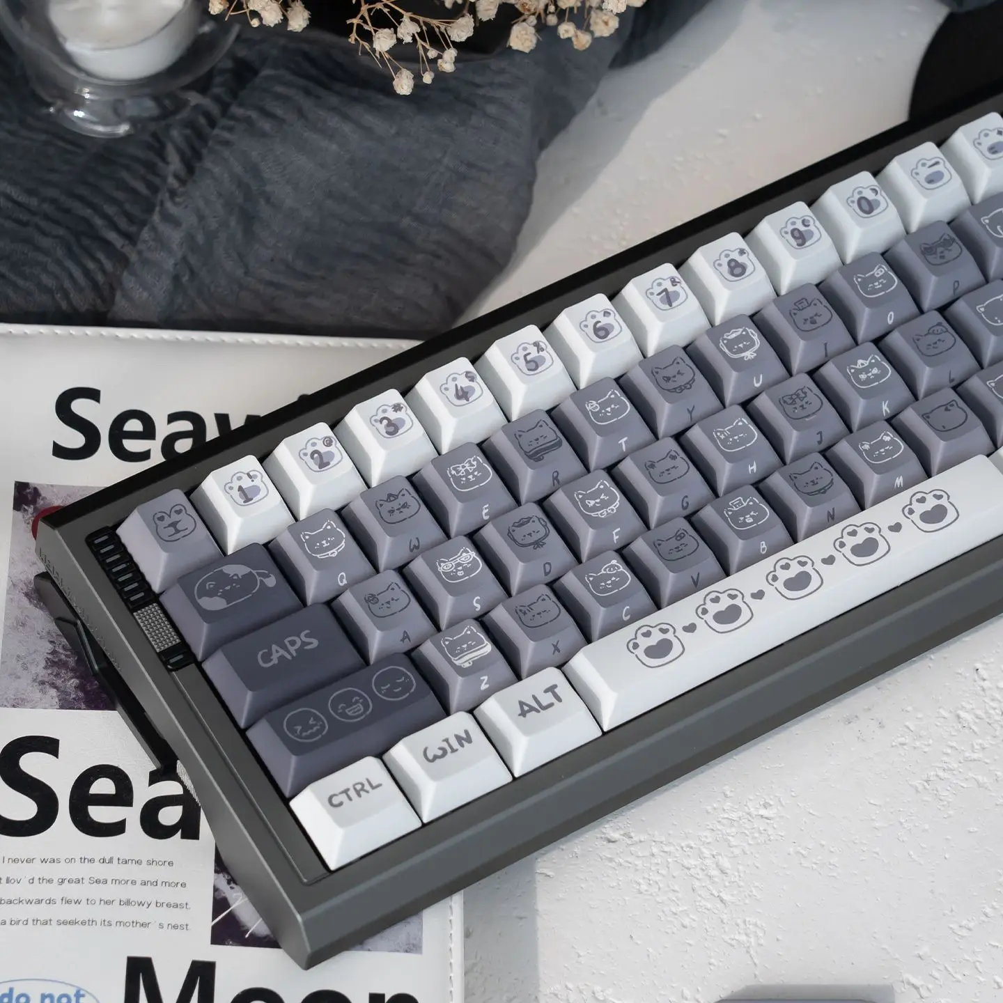 Emo kitten mechanical keyboard keycap emo gray PBT hot sublimation original highly customized magnetic axis ev63
Emo kitten mechanical keyboard keycap emo gray PBT hot sublimation original highly customized magnetic axis ev63