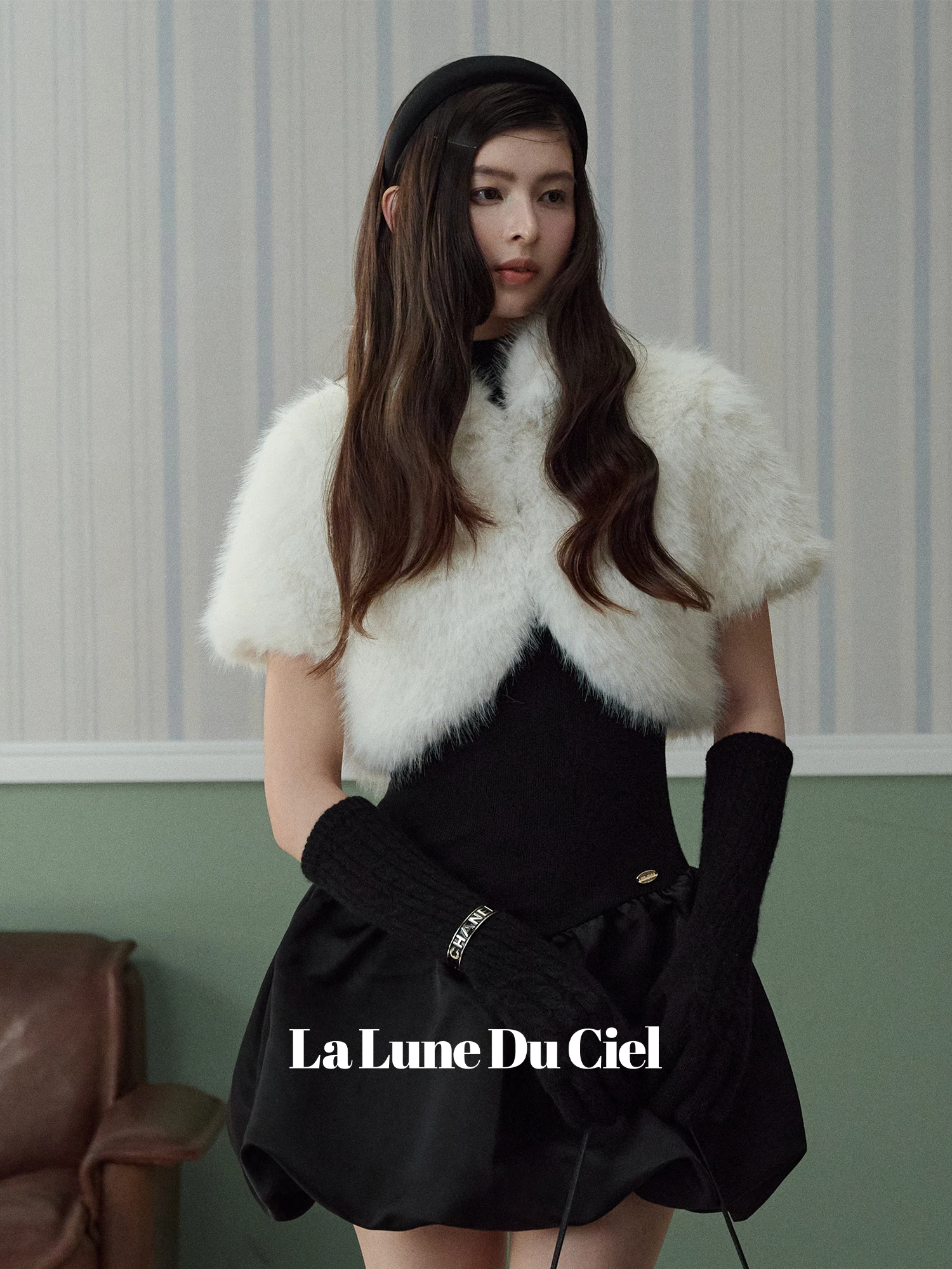 Экологичная короткая куртка из искусственного меха для женщин, белая, с открытыми плечами, осенняя элегантная верхняя одежда в стиле знаменитостей, из полиэфирного волокна
Экологичная короткая куртка из искусственного меха для женщин, белая, с открытыми плечами, осенняя элегантная верхняя одежда в стиле знаменитостей, из полиэфирного волокна