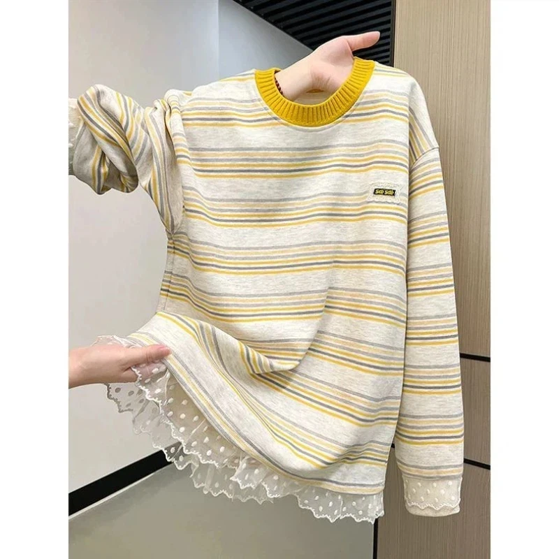 Полосатые контрастные кружевные лоскутные повседневные топы, весенне-осенние футболки с длинными рукавами больших размеров, ленивый стиль, модная корейская женская одежда
Полосатые контрастные кружевные лоскутные повседневные топы, весенне-осенние футболки с длинными рукавами больших размеров, ленивый стиль, модная корейская женская одежда