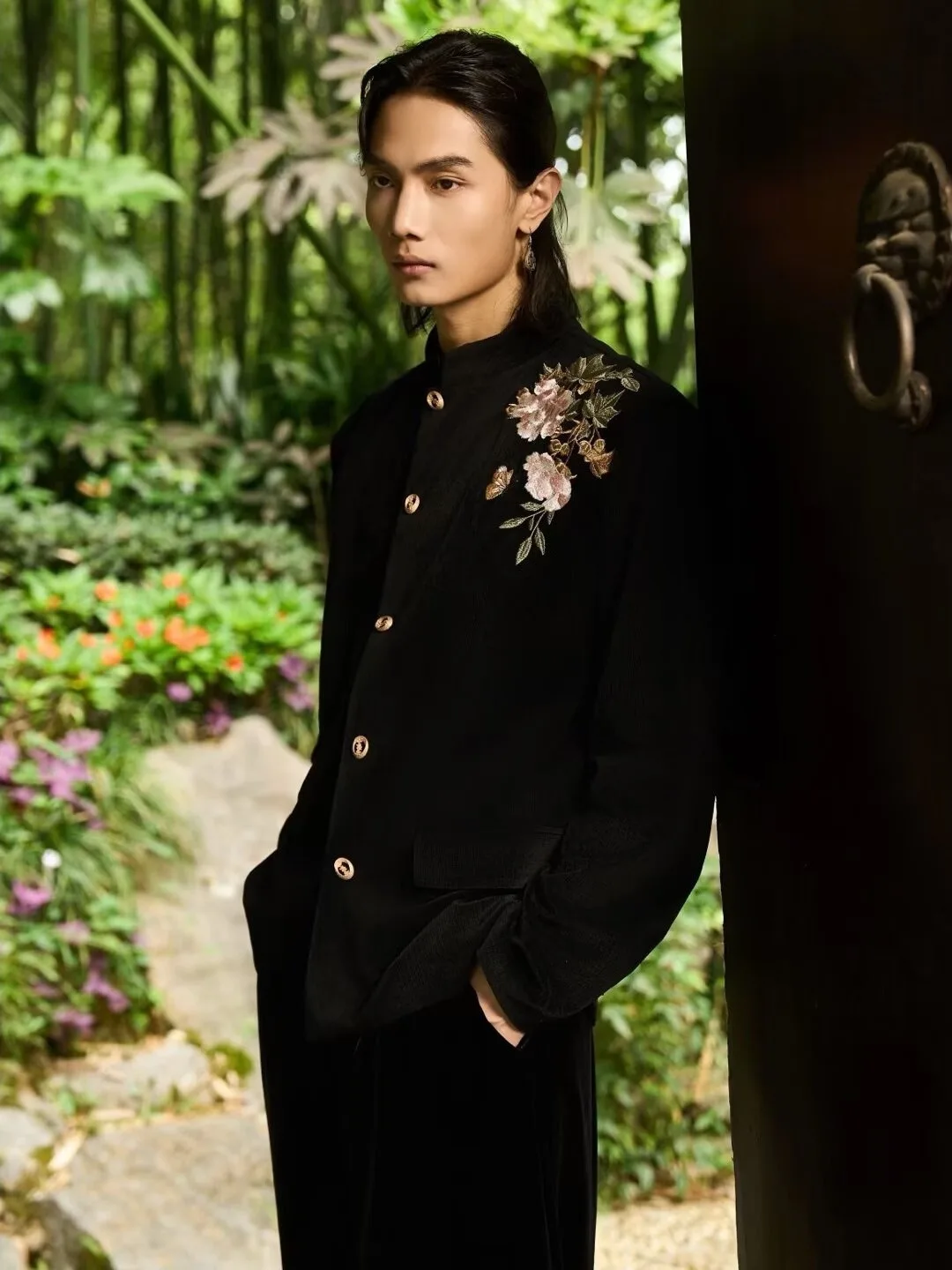 Мужской костюм-жакет в традиционном китайском стиле с цветочной вышивкой, воротником-стойкой, приталенный крой, в западном стиле
Мужской костюм-жакет в традиционном китайском стиле с цветочной вышивкой, воротником-стойкой, приталенный крой, в западном стиле