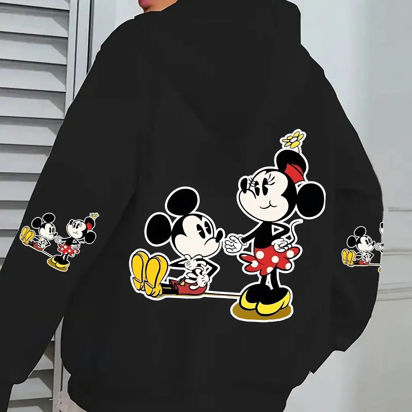 Женская повседневная зимняя толстовка с принтом Микки и Минни из мультфильма Диснея, черная и красочная толстовка с дизайном персонажей
Женская повседневная зимняя толстовка с принтом Микки и Минни из мультфильма Диснея, черная и красочная толстовка с дизайном персонажей