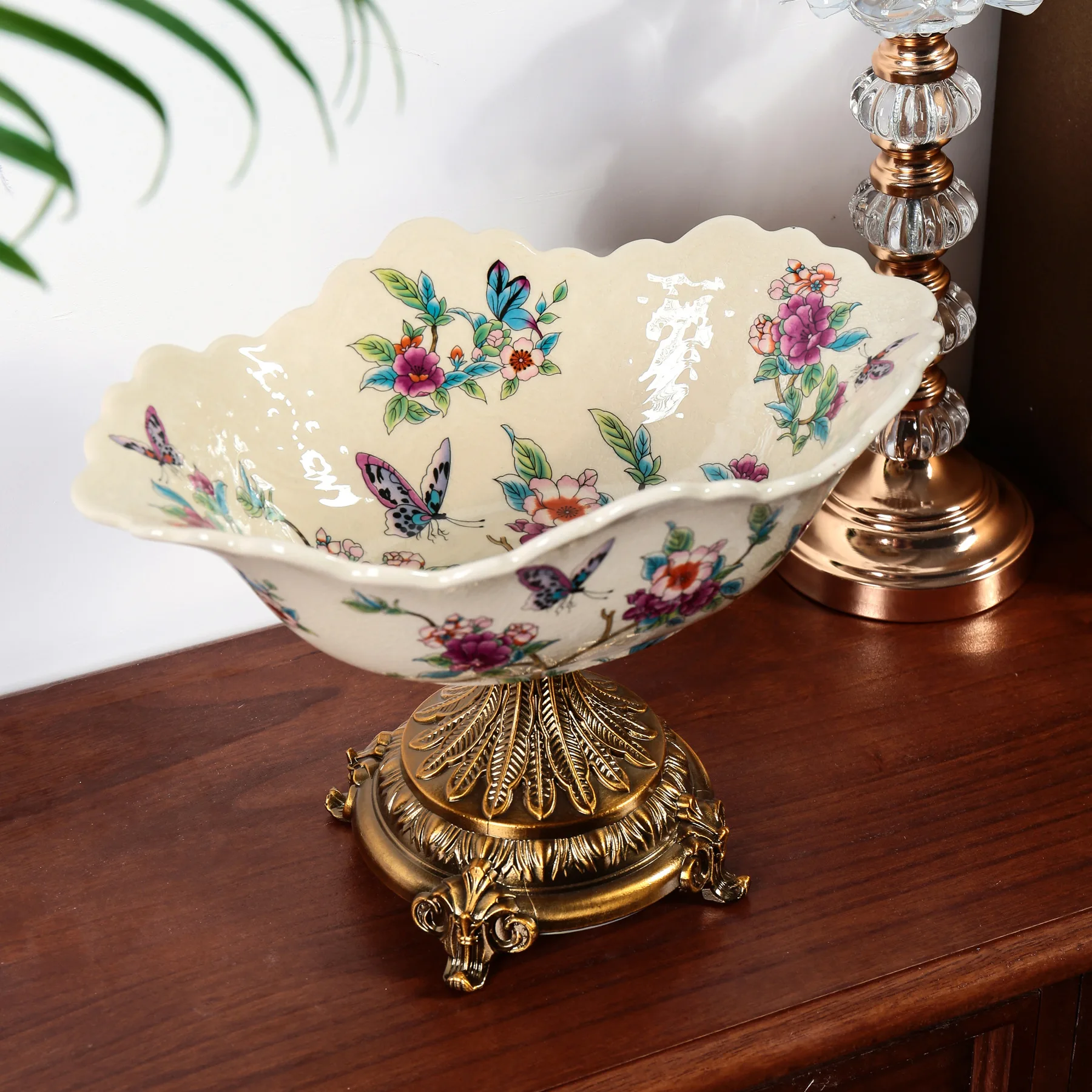 American Style Ceramic Fruit Tray Luxury Lightweight Display Piece Vintage European High Footed Fruit Tray for Living Room
American Style Ceramic Fruit Tray Luxury Lightweight Display Piece Vintage European High Footed Fruit Tray for Living Room