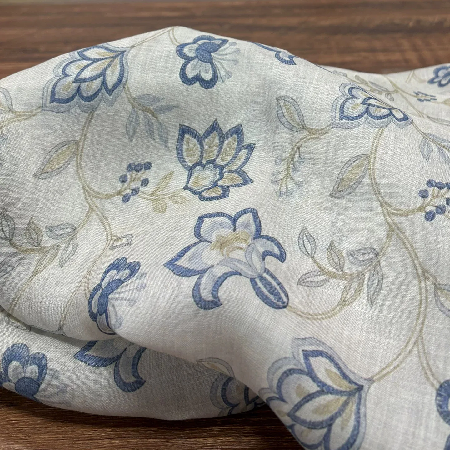 1yard ramie tissu Blue branch vine language print fabric Women's cheongsam dress fabrics for sewing
1yard ramie tissu Blue branch vine language print fabric Women's cheongsam dress fabrics for sewing