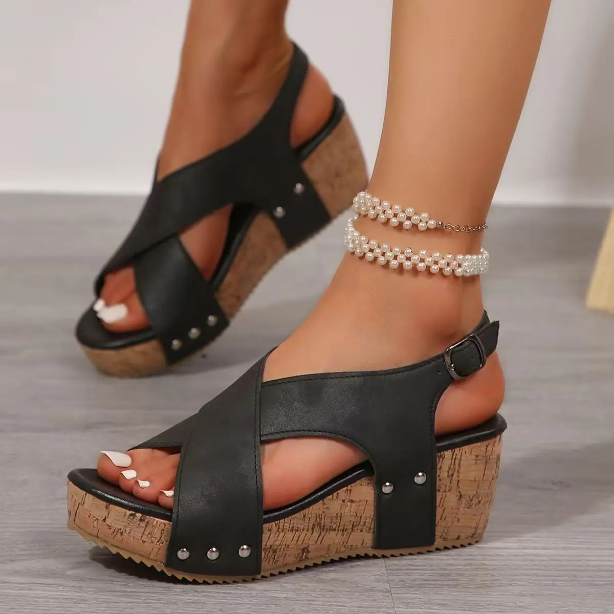Summer thick-soled wedge heel sandals are comfortable, versatile, beautiful and casual high-heeled sandals size 35-43
Summer thick-soled wedge heel sandals are comfortable, versatile, beautiful and casual high-heeled sandals size 35-43