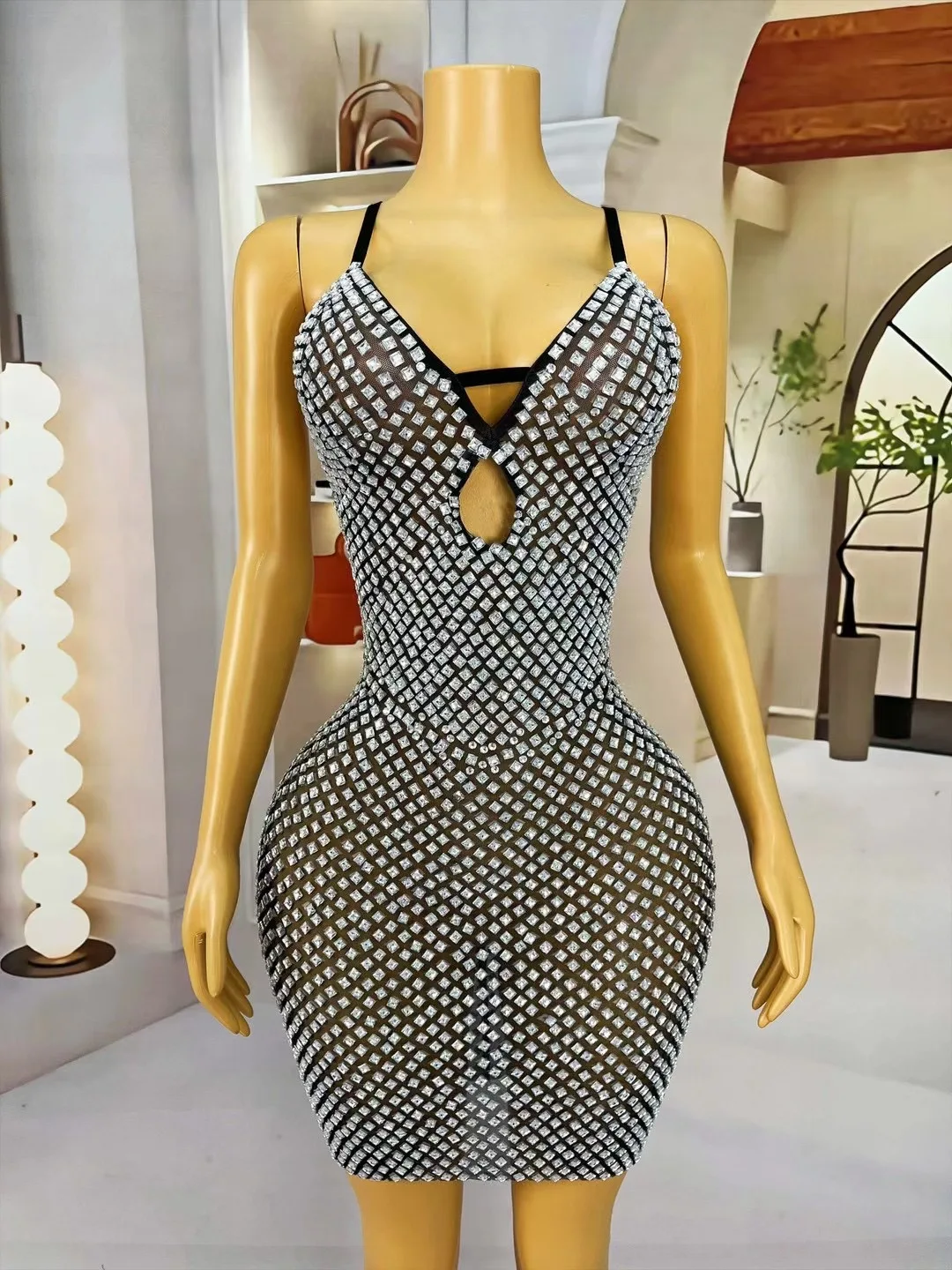 Sparkly Silver Rhinestones Women Sleeveless Sexy V-Neck Bodycon Mini Dress Fashion Nightclub Party Bar Singer Performance Wear
Sparkly Silver Rhinestones Women Sleeveless Sexy V-Neck Bodycon Mini Dress Fashion Nightclub Party Bar Singer Performance Wear