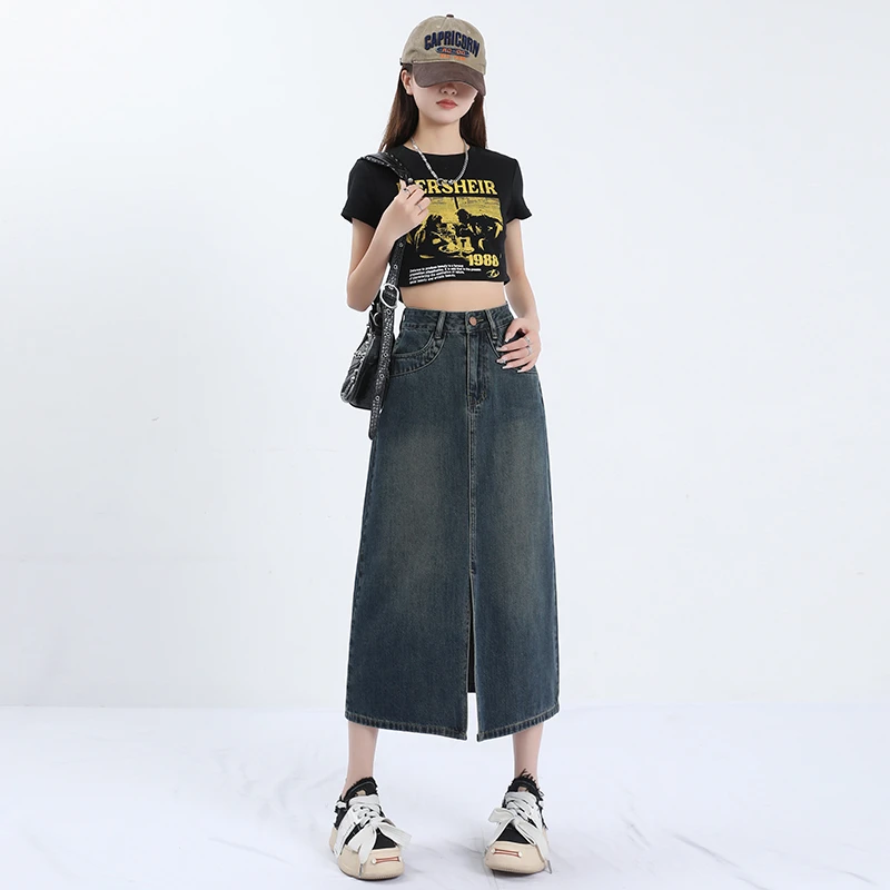 Fashionable and Simple Denim Skirt with Split Design, Featuring A Flattering Mid-length Fit and A Delicate Light Blue Finish
Fashionable and Simple Denim Skirt with Split Design, Featuring A Flattering Mid-length Fit and A Delicate Light Blue Finish