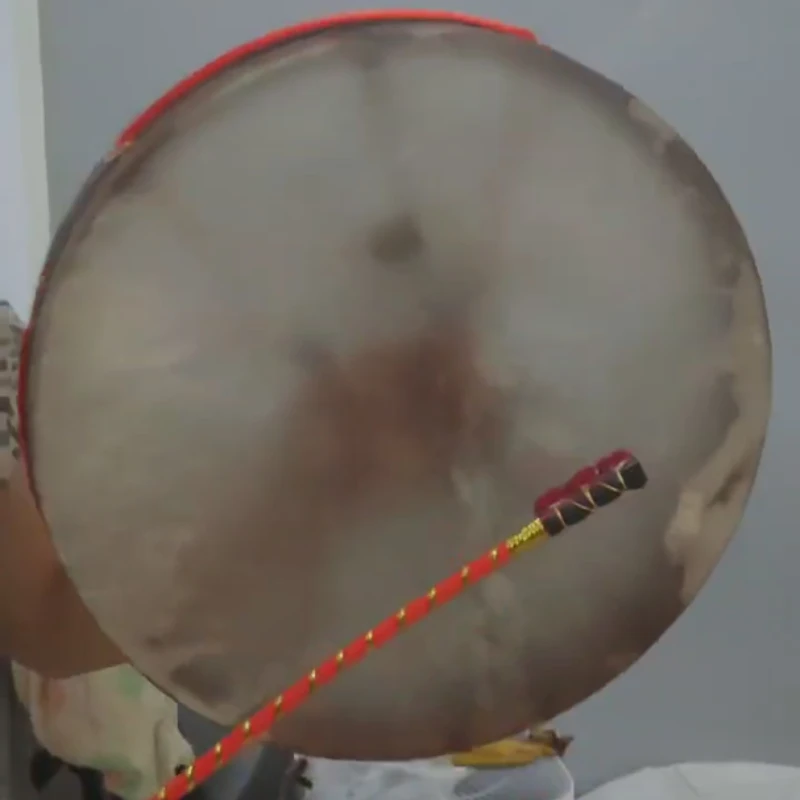 Деревянный круглый шаманский барабан для взрослых, держащий барабан из осличной кожи, портативные китайские ручные барабаны, профессиональная музыкальная терапия, большие барабаны
Деревянный круглый шаманский барабан для взрослых, держащий барабан из осличной кожи, портативные китайские ручные барабаны, профессиональная музыкальная терапия, большие барабаны