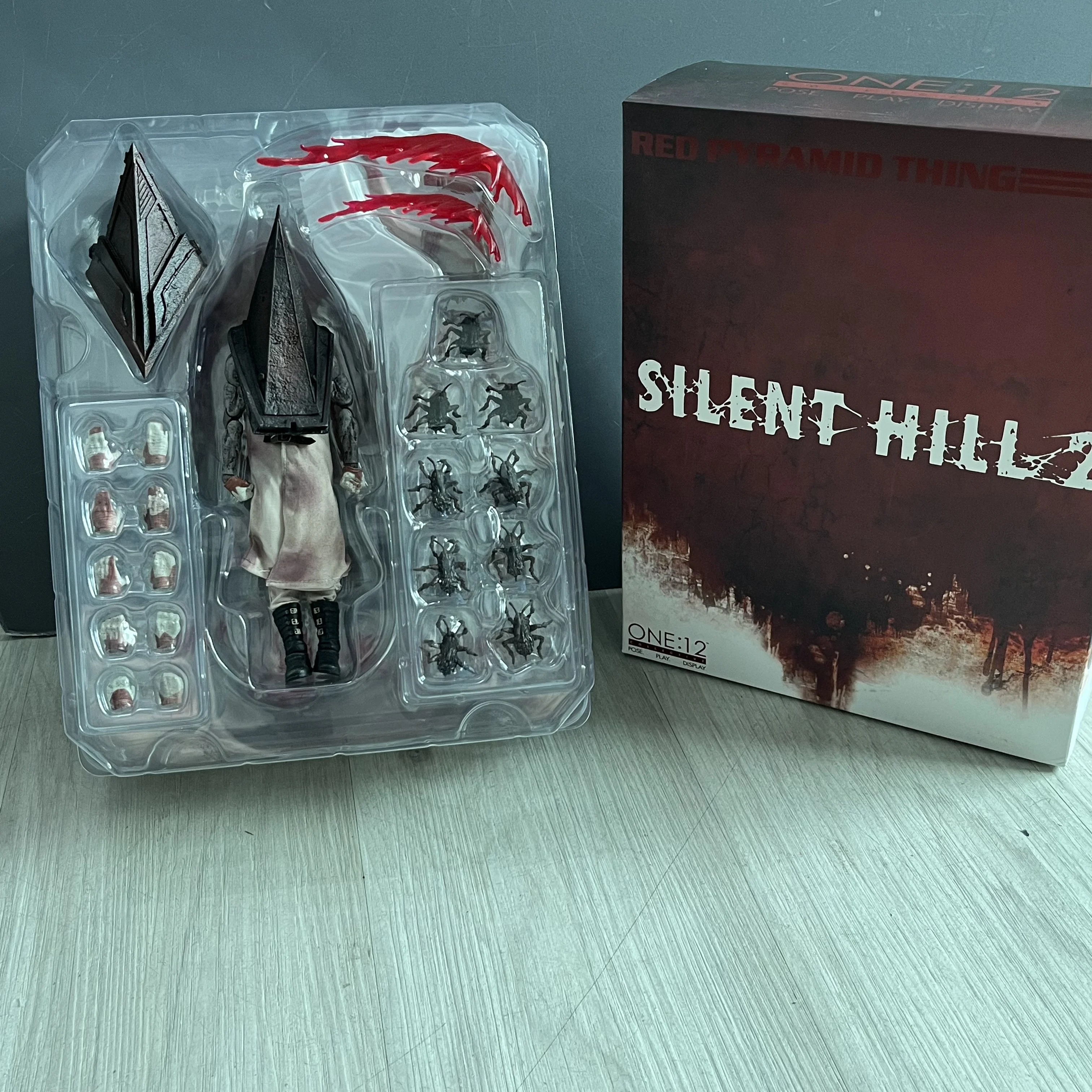 В наличии: Оригинальная коллекционная фигурка One 12 Collective Silent Hill Executioner (Пирамидный головорез) из ткани, модель Butcher
В наличии: Оригинальная коллекционная фигурка One 12 Collective Silent Hill Executioner (Пирамидный головорез) из ткани, модель Butcher
