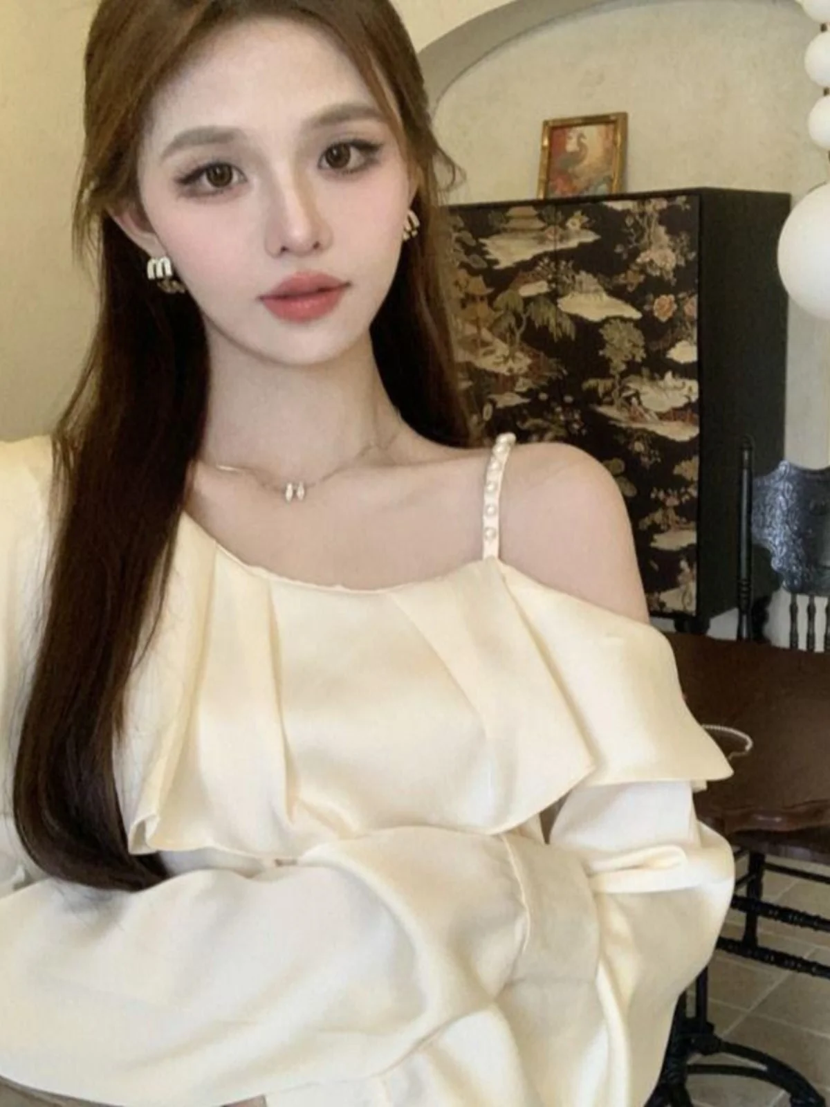 Elegant Long Sleeve Satin Shirt Women's Single Shoulder Strap Shirt Irregular Lace Hemline Korean Style Loose Fit UV Protection
Elegant Long Sleeve Satin Shirt Women's Single Shoulder Strap Shirt Irregular Lace Hemline Korean Style Loose Fit UV Protection