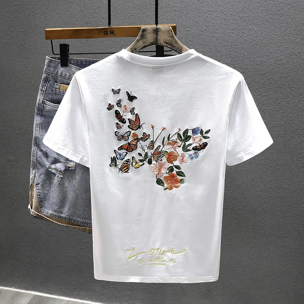 2025 Summer New Chinese Style Butterfly Embroidered Short-sleeved T-shirt Men Loose Casual Top
2025 Summer New Chinese Style Butterfly Embroidered Short-sleeved T-shirt Men Loose Casual Top