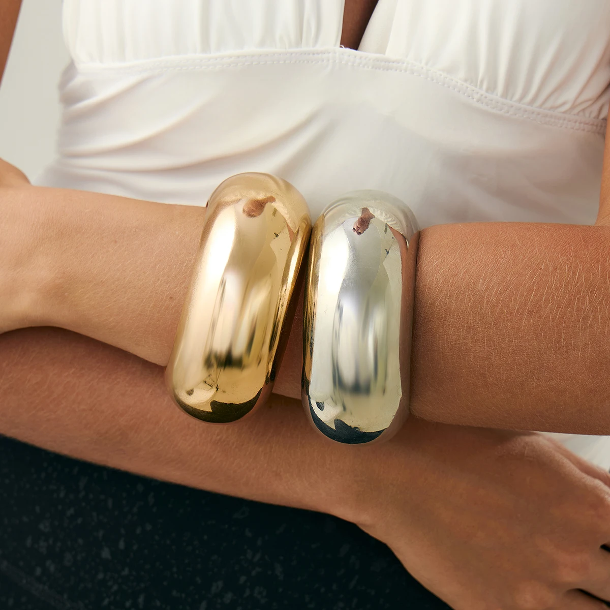 SHIXIN 2 Pcs Luxury Mixed Color Big Round Wide Bangles For Women Exaggerated Glossy Heavy Metal Chunky Bracelet Stacked Jewelry 
SHIXIN 2 Pcs Luxury Mixed Color Big Round Wide Bangles For Women Exaggerated Glossy Heavy Metal Chunky Bracelet Stacked Jewelry