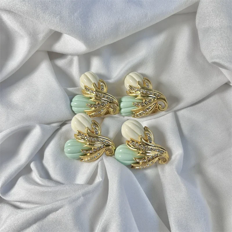 Medieval Fashion Haute Vintage Diamond-encrusted Colored Resin Double Cream Ice Cream Stud Earrings Clips Jewelry
Medieval Fashion Haute Vintage Diamond-encrusted Colored Resin Double Cream Ice Cream Stud Earrings Clips Jewelry