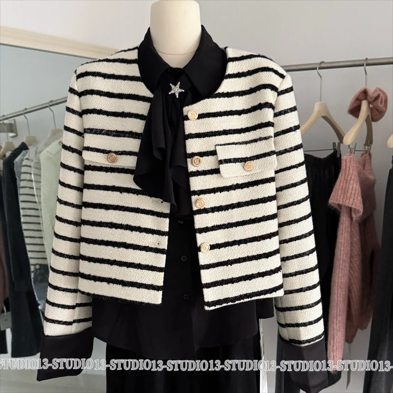 Полосатая короткая куртка контрастного цвета с небольшим ароматом, женская простая универсальная повседневная офисная французская женская куртка с круглым вырезом
Полосатая короткая куртка контрастного цвета с небольшим ароматом, женская простая универсальная повседневная офисная французская женская куртка с круглым вырезом