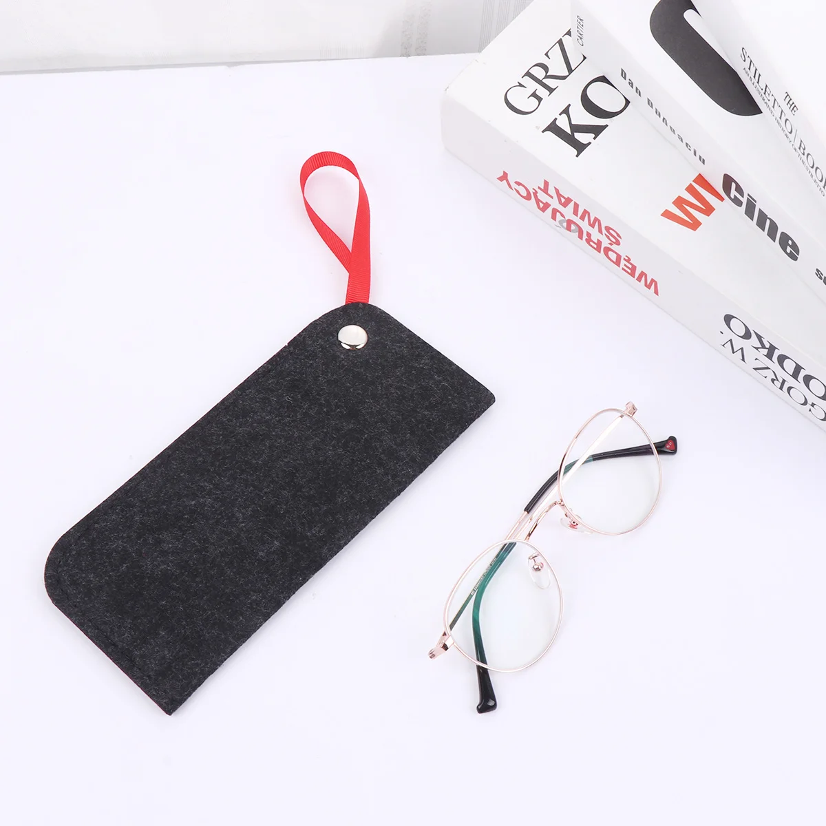2Pcs Eyeglasses Pouch Phone Bag Felt Glasses Case Fashion Sunglasses Organizer Portable Eyewear Storage with Loop Black
2Pcs Eyeglasses Pouch Phone Bag Felt Glasses Case Fashion Sunglasses Organizer Portable Eyewear Storage with Loop Black