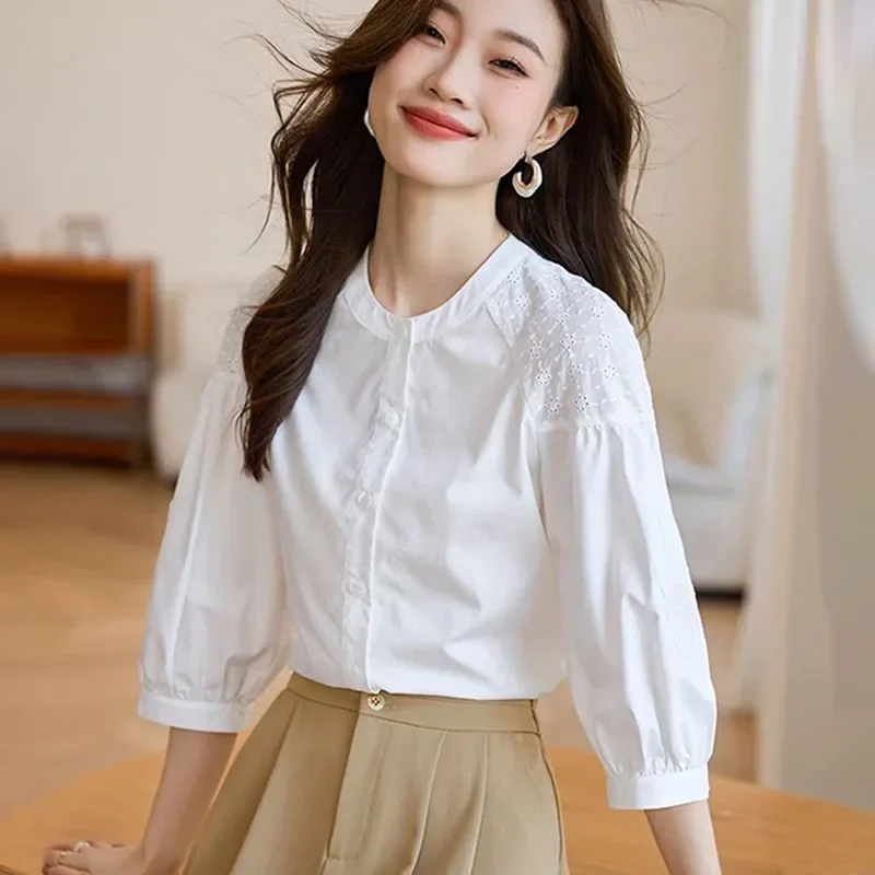 Женская белая блузка с рукавами 3/4, вышивкой и рукавами реглан
Женская белая блузка с рукавами 3/4, вышивкой и рукавами реглан