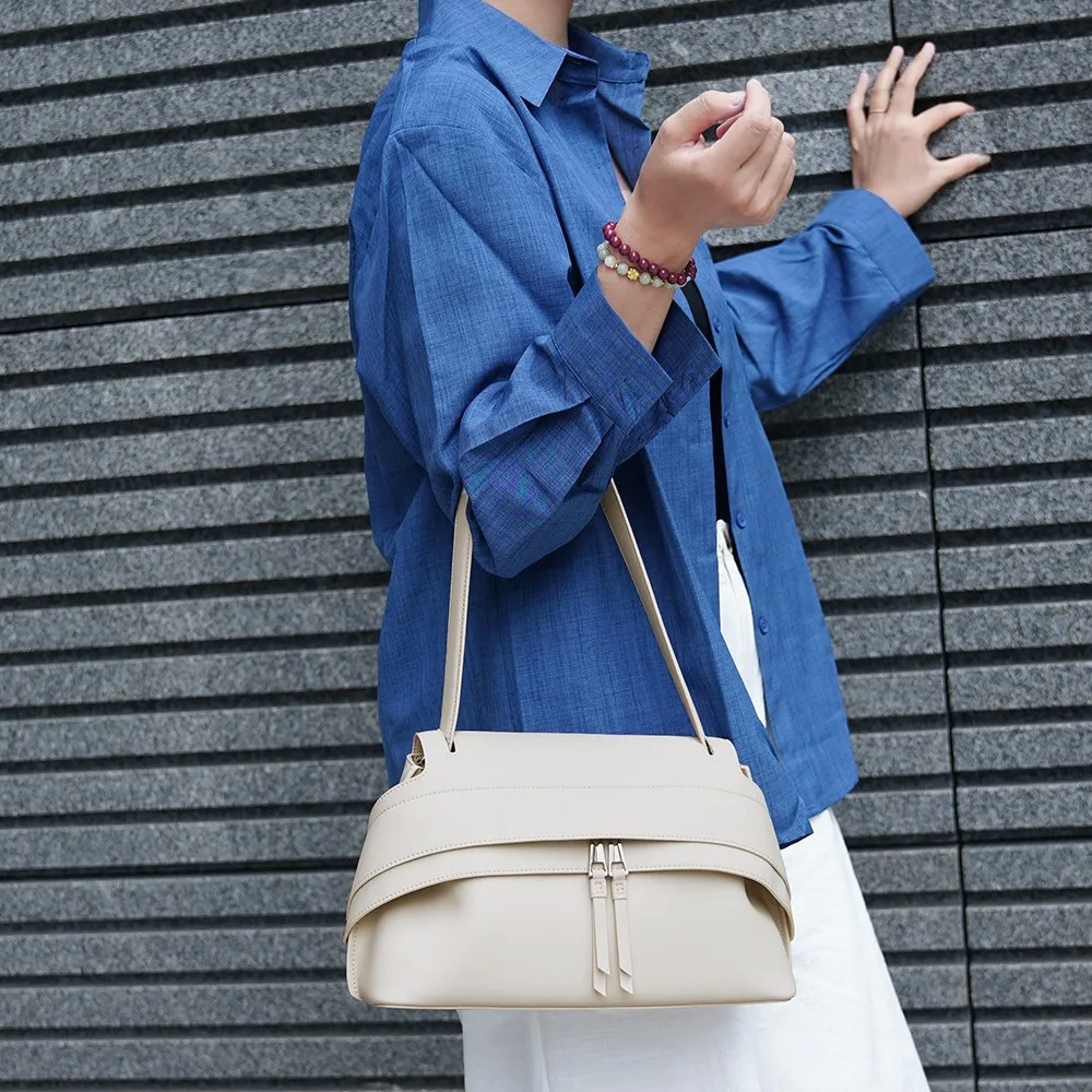 2026 New Fashion Simple Wind Shoulder Bag Trend Design Handbag Versatile Travel Saddle Bag Oblique Span Bag
2026 New Fashion Simple Wind Shoulder Bag Trend Design Handbag Versatile Travel Saddle Bag Oblique Span Bag