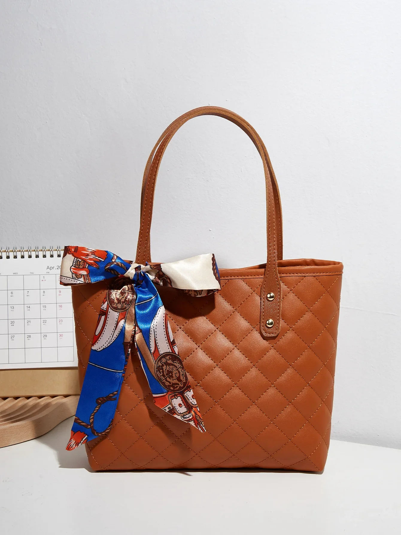 Embroidered Women's Handbag PU Leather Large Capacity Bucket Bag Fashion Beach Tote with Silk Scarf Gift Elegant Daily Use Purse
Embroidered Women's Handbag PU Leather Large Capacity Bucket Bag Fashion Beach Tote with Silk Scarf Gift Elegant Daily Use Purse