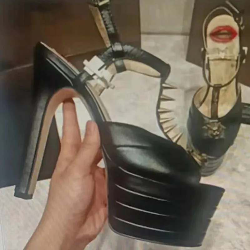 Европейские и американские сексуальные туфли на высоком каблуке с толстой подошвой и открытым носком для моделей, босоножки с заклепками для показов мод
Европейские и американские сексуальные туфли на высоком каблуке с толстой подошвой и открытым носком для моделей, босоножки с заклепками для показов мод