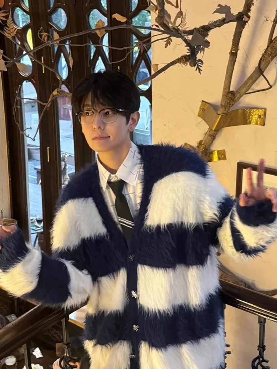 American Sle V-Ne Rabbit Fce Трикотаж Мужская верхняя одежда Сине-белые полоски Мягкий открытый кардиган Верхний дизайн Sensibili
American Sle V-Ne Rabbit Fce Трикотаж Мужская верхняя одежда Сине-белые полоски Мягкий открытый кардиган Верхний дизайн Sensibili