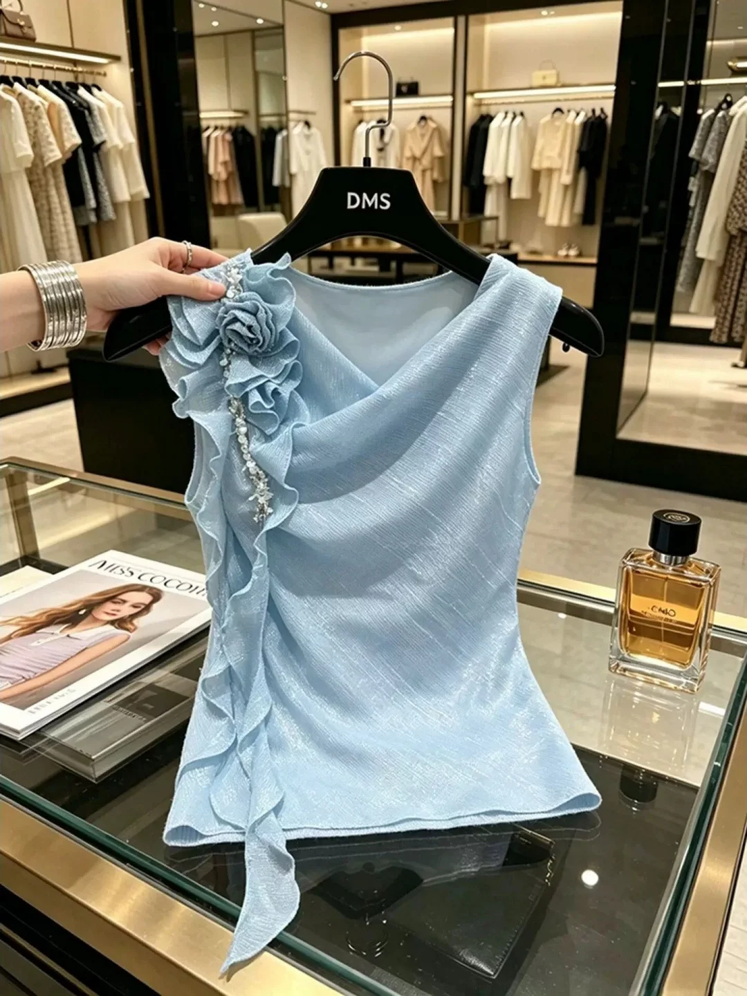 Stylish Summer Sleeveless Vest Women's Fashion Floral Sash 3D Design Decorative Straight Cut French Style Inner Wear Top
Stylish Summer Sleeveless Vest Women's Fashion Floral Sash 3D Design Decorative Straight Cut French Style Inner Wear Top