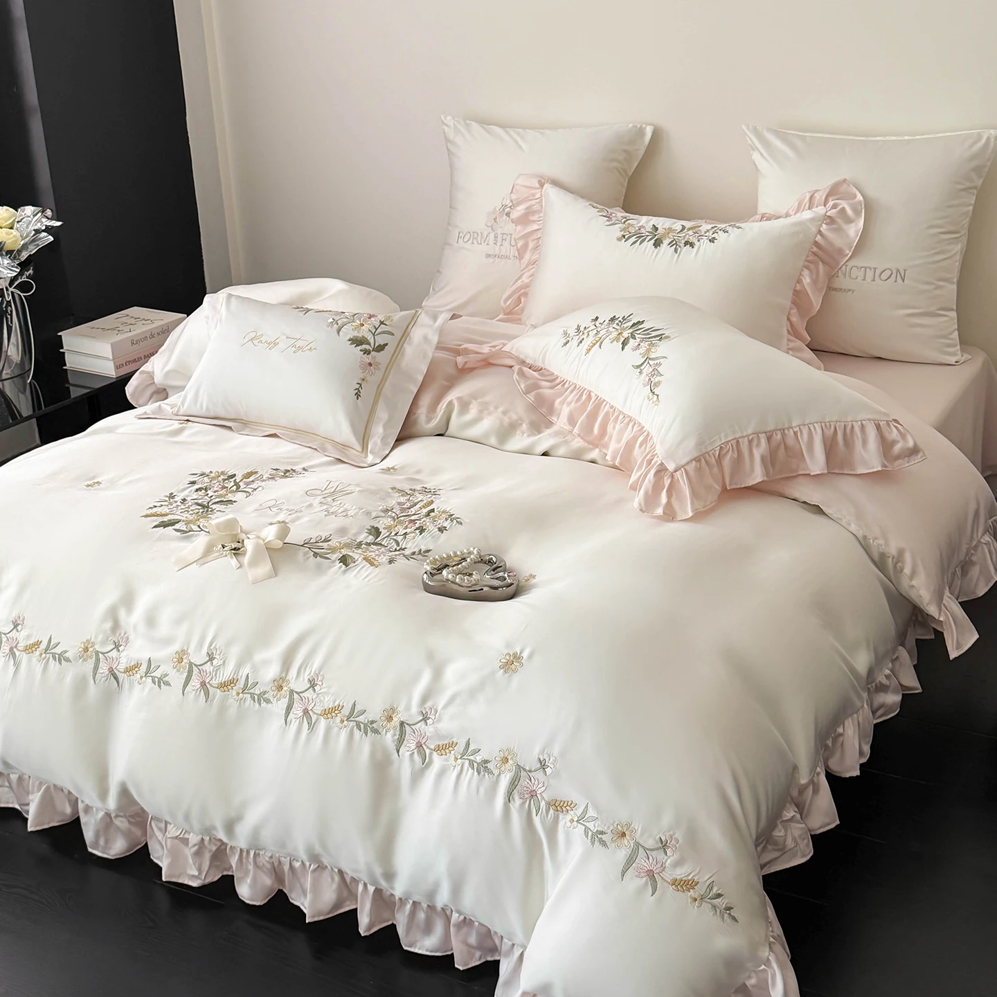 Elegant Ruffled Floral Embroidered Lyocell Bedding Set 4Pcs Soft Silky Duvet Cover Set with Pillowcases for Queen King Size Bed
Elegant Ruffled Floral Embroidered Lyocell Bedding Set 4Pcs Soft Silky Duvet Cover Set with Pillowcases for Queen King Size Bed