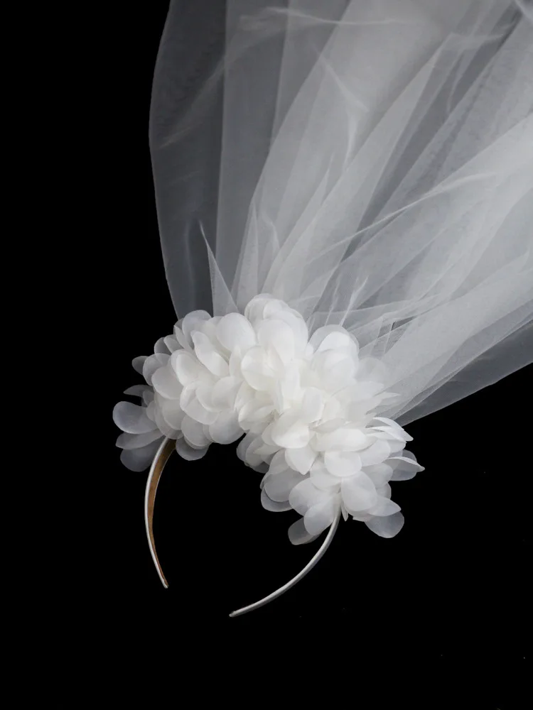 Romantic Wedding Veils with Pearls Short Bridal Veils 2 Layers Tulle with comb Wedding Accessories
Romantic Wedding Veils with Pearls Short Bridal Veils 2 Layers Tulle with comb Wedding Accessories