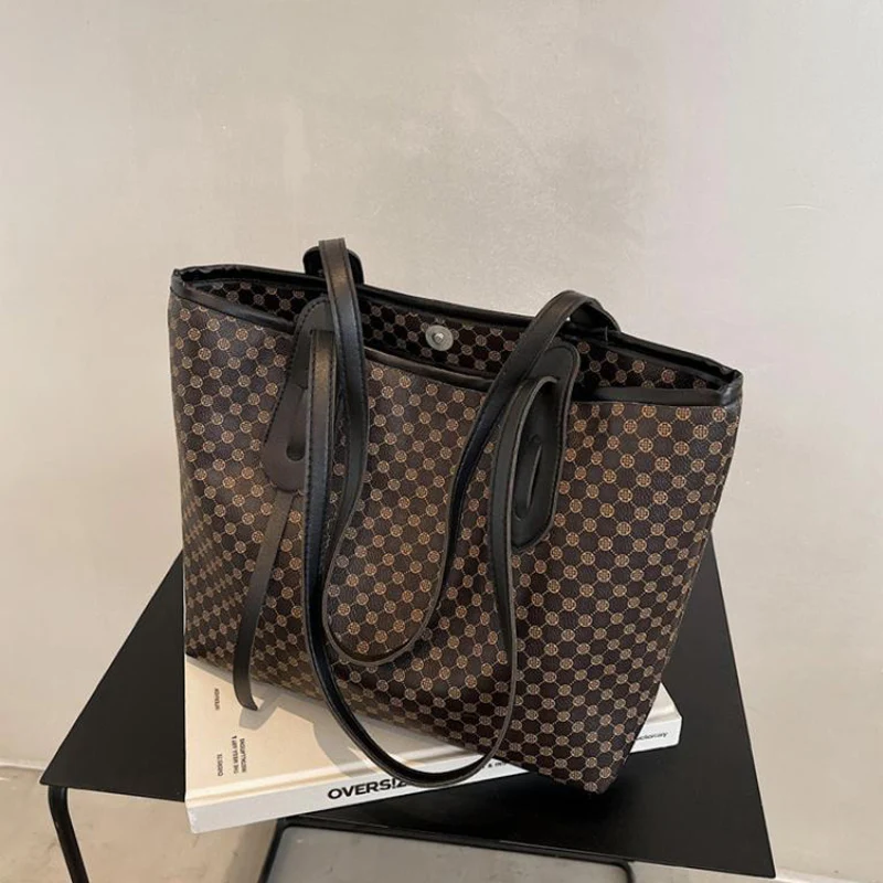 Fashion Women's Tote Shoulder Bag Striped Designer Large Capacity Handbag for Women 2022 New Simple Solid Female Shopper Bags
Fashion Women's Tote Shoulder Bag Striped Designer Large Capacity Handbag for Women 2022 New Simple Solid Female Shopper Bags