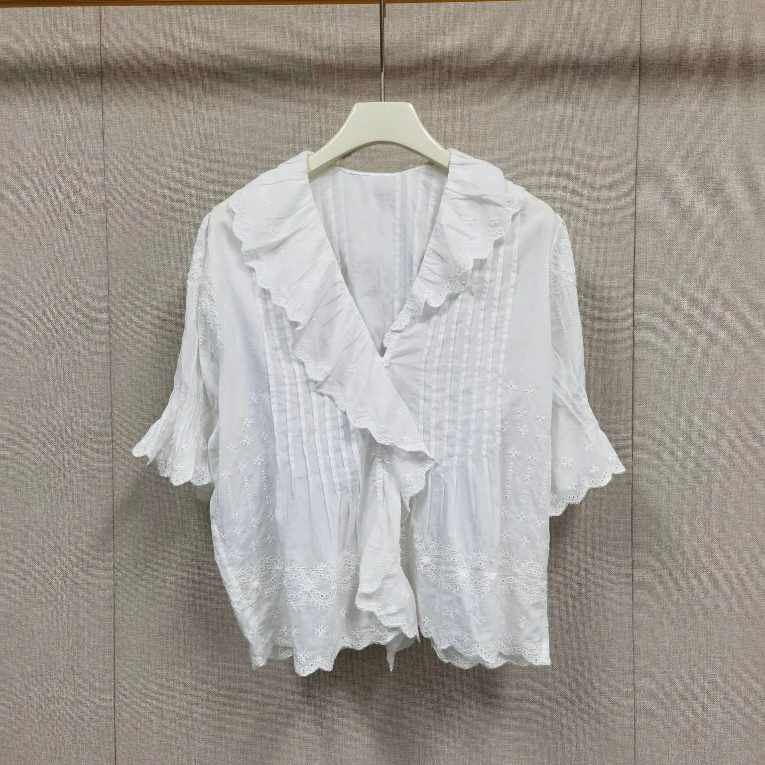 Elegant Lace Trim V-Neck Shirt Women's Fashion Summer New Versatile Small Top French Style Loose Fit Cotton Short Sleeve
Elegant Lace Trim V-Neck Shirt Women's Fashion Summer New Versatile Small Top French Style Loose Fit Cotton Short Sleeve