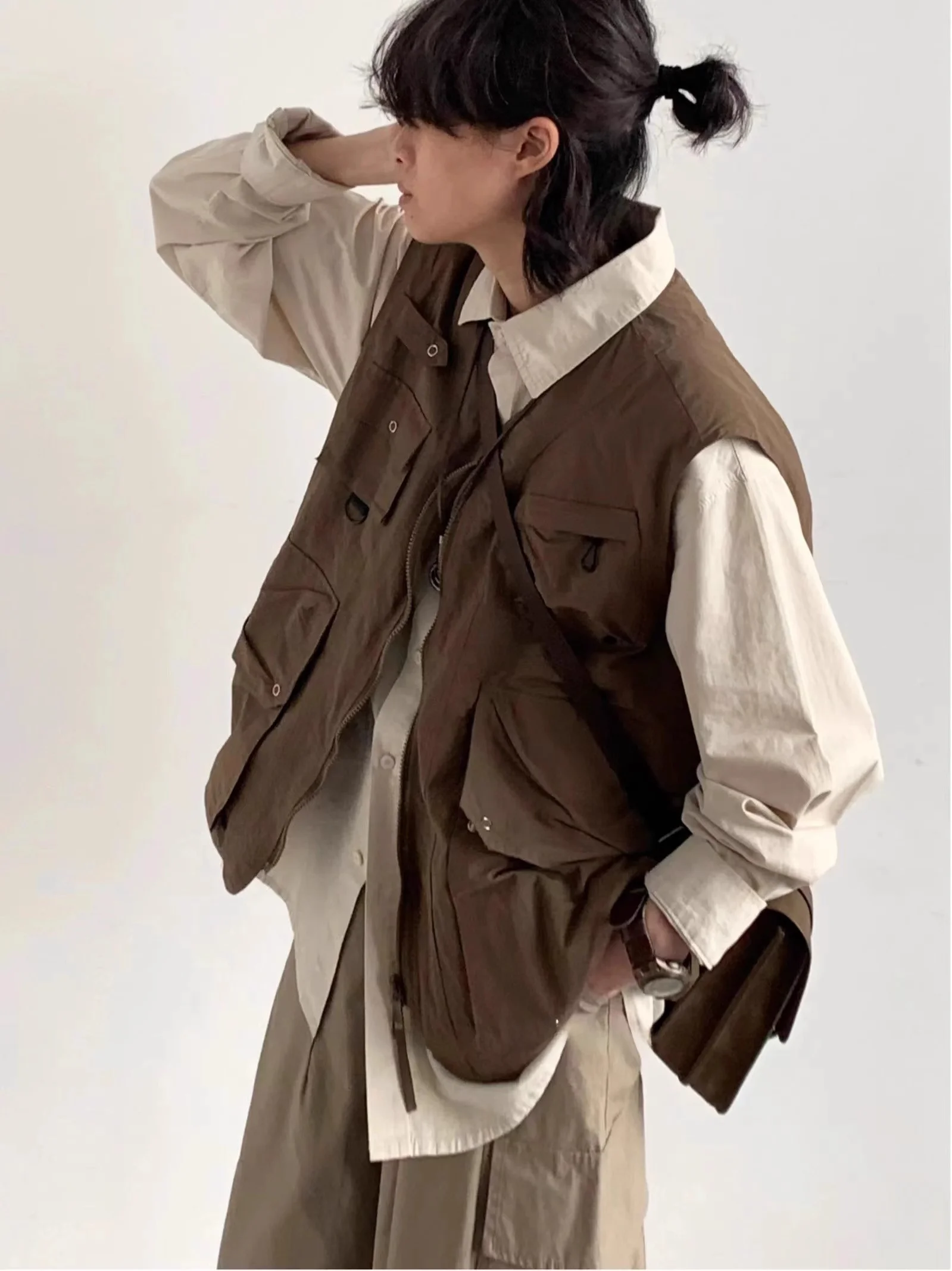 Retro Japanese Sle ex Loose Fit Svel Vest Multi-ket Workwear Functional Outerwear Spring Autumn Casual Layering
Retro Japanese Sle ex Loose Fit Svel Vest Multi-ket Workwear Functional Outerwear Spring Autumn Casual Layering