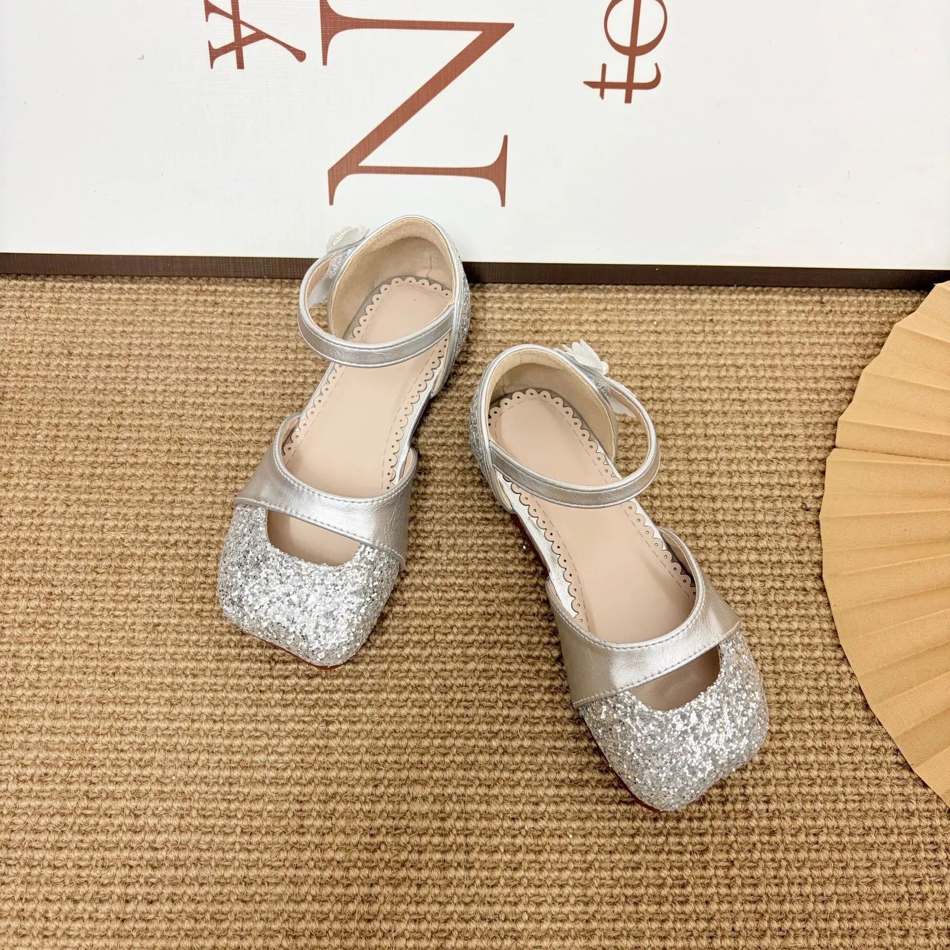Kids'Casual Shoes Sandals Solid Color Sequin PU Leather Summer Flat Bottom Shoes For Girls Anti-slip Silver Shoes Size 23-35
Kids'Casual Shoes Sandals Solid Color Sequin PU Leather Summer Flat Bottom Shoes For Girls Anti-slip Silver Shoes Size 23-35