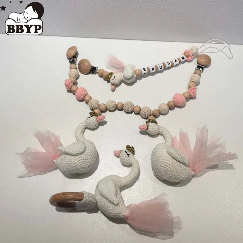 Детские погремушки-лебедины, вязаные крючком погремушки для новорожденных, детская коляска, мобильные игрушки, деревянные зажимы, подвесные игрушки для новорожденных, игрушки в виде животных
Детские погремушки-лебедины, вязаные крючком погремушки для новорожденных, детская коляска, мобильные игрушки, деревянные зажимы, подвесные игрушки для новорожденных, игрушки в виде животных