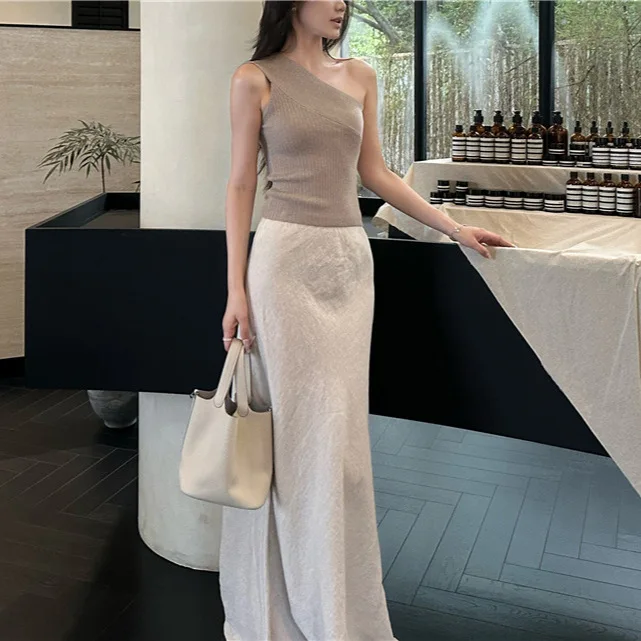 8087 Summer New French Style Elegant Asymmetrical Neck Off-Shoulder Ribbed Design Slim Fit Single Shoulder Tank Top
8087 Summer New French Style Elegant Asymmetrical Neck Off-Shoulder Ribbed Design Slim Fit Single Shoulder Tank Top