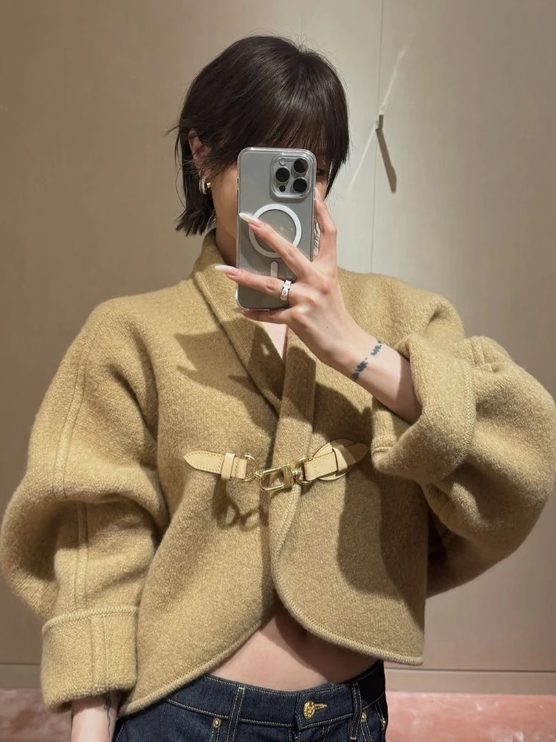 EXJR Autumn Winter Khaki Double-Sided Woolen Short Coat Cute Compact Size Ladies Fashion Warm Casual Style Button Closure
EXJR Autumn Winter Khaki Double-Sided Woolen Short Coat Cute Compact Size Ladies Fashion Warm Casual Style Button Closure