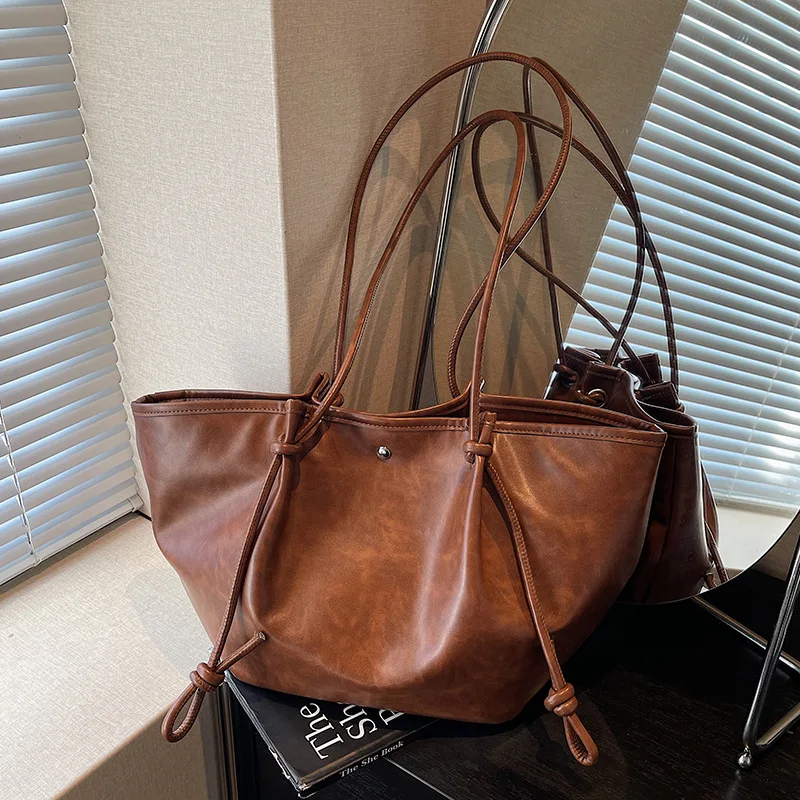 2025 Premium Oiled Leather Tote Bag, Spacious Shoulder Purse, Women's Vintage Commuter Crossbody, Day to Night Top Handle Bag
2025 Premium Oiled Leather Tote Bag, Spacious Shoulder Purse, Women's Vintage Commuter Crossbody, Day to Night Top Handle Bag