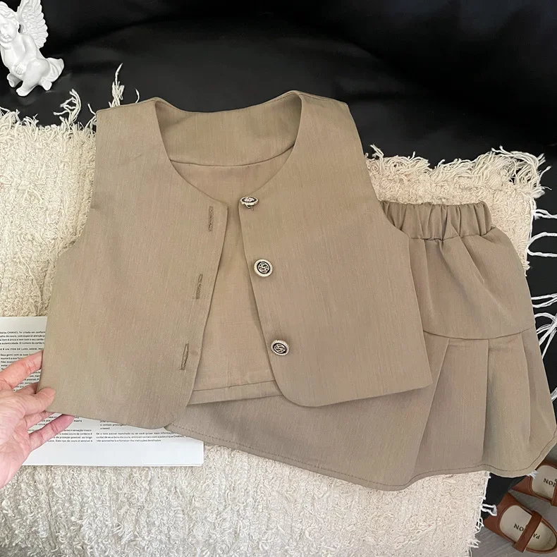 Элегантные детские костюмы на день рождения для девочек, детская одежда, комплект модной одежды для маленьких девочек 2025 года, жилет, куртки + топы, рубашки + плиссированные юбки
Элегантные детские костюмы на день рождения для девочек, детская одежда, комплект модной одежды для маленьких девочек 2025 года, жилет, куртки + топы, рубашки + плиссированные юбки