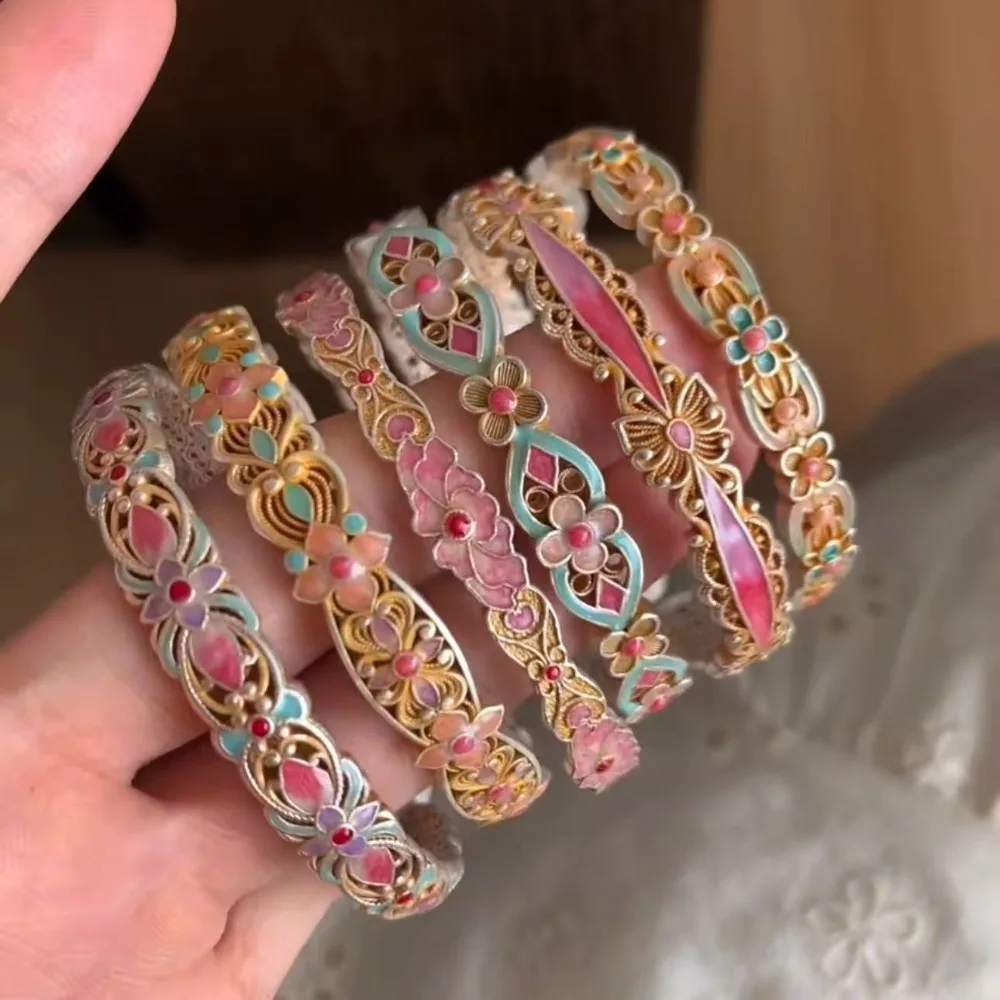 New Chinese Fashion Painted Enamel Cuff Bracelets for Women Retro Court Style Silver Plating Flower Shaped Bangle Luxury Jewelry
New Chinese Fashion Painted Enamel Cuff Bracelets for Women Retro Court Style Silver Plating Flower Shaped Bangle Luxury Jewelry
