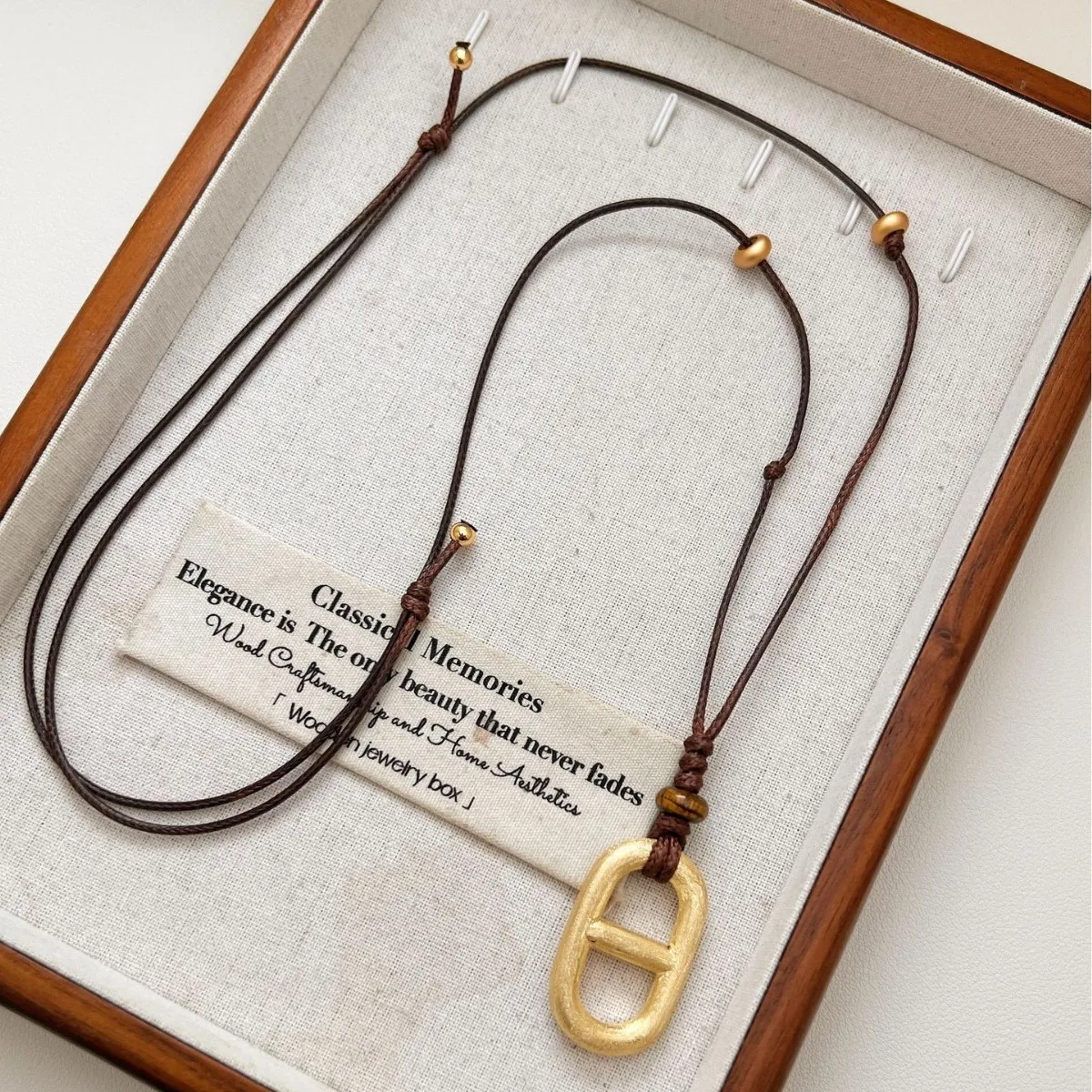 Simple and high-end oval metal pendant necklace, fashionable and versatile drawstring
Simple and high-end oval metal pendant necklace, fashionable and versatile drawstring