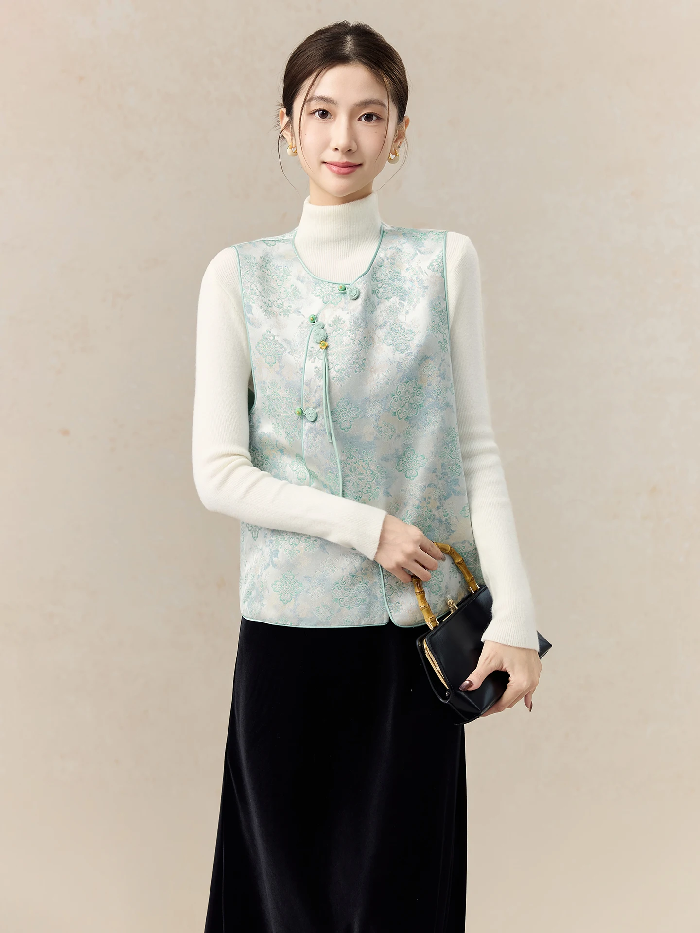 Новая китайская женская шелковая жилетка с вышивкой золотом, весна 2026, с цветочным узором, отложным воротником, стандартной длины, верхняя одежда
Новая китайская женская шелковая жилетка с вышивкой золотом, весна 2026, с цветочным узором, отложным воротником, стандартной длины, верхняя одежда