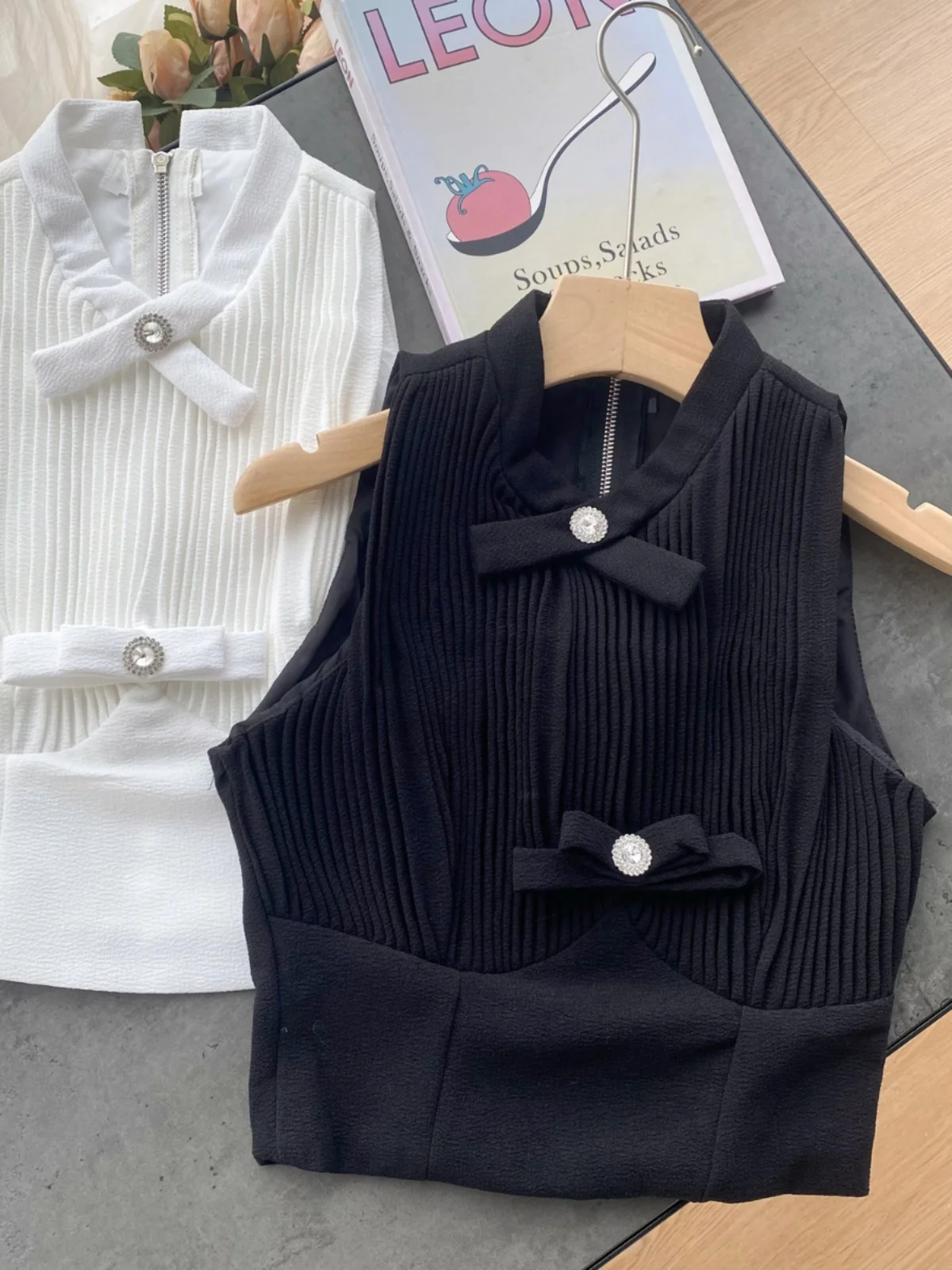Elegant Sleeveless Vest Women's Fashion Summer High-End Sensation Small Fragrance Rhinestone Knot Delicate Top
Elegant Sleeveless Vest Women's Fashion Summer High-End Sensation Small Fragrance Rhinestone Knot Delicate Top