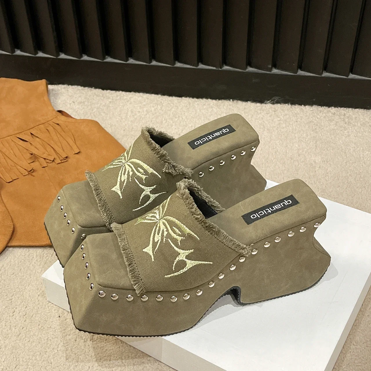Platform Sandals For Women Denim Butterfly Fashion Metal Design Fashion Rivet Slip On Punk Sandal Shoes Summer New Goth
Platform Sandals For Women Denim Butterfly Fashion Metal Design Fashion Rivet Slip On Punk Sandal Shoes Summer New Goth